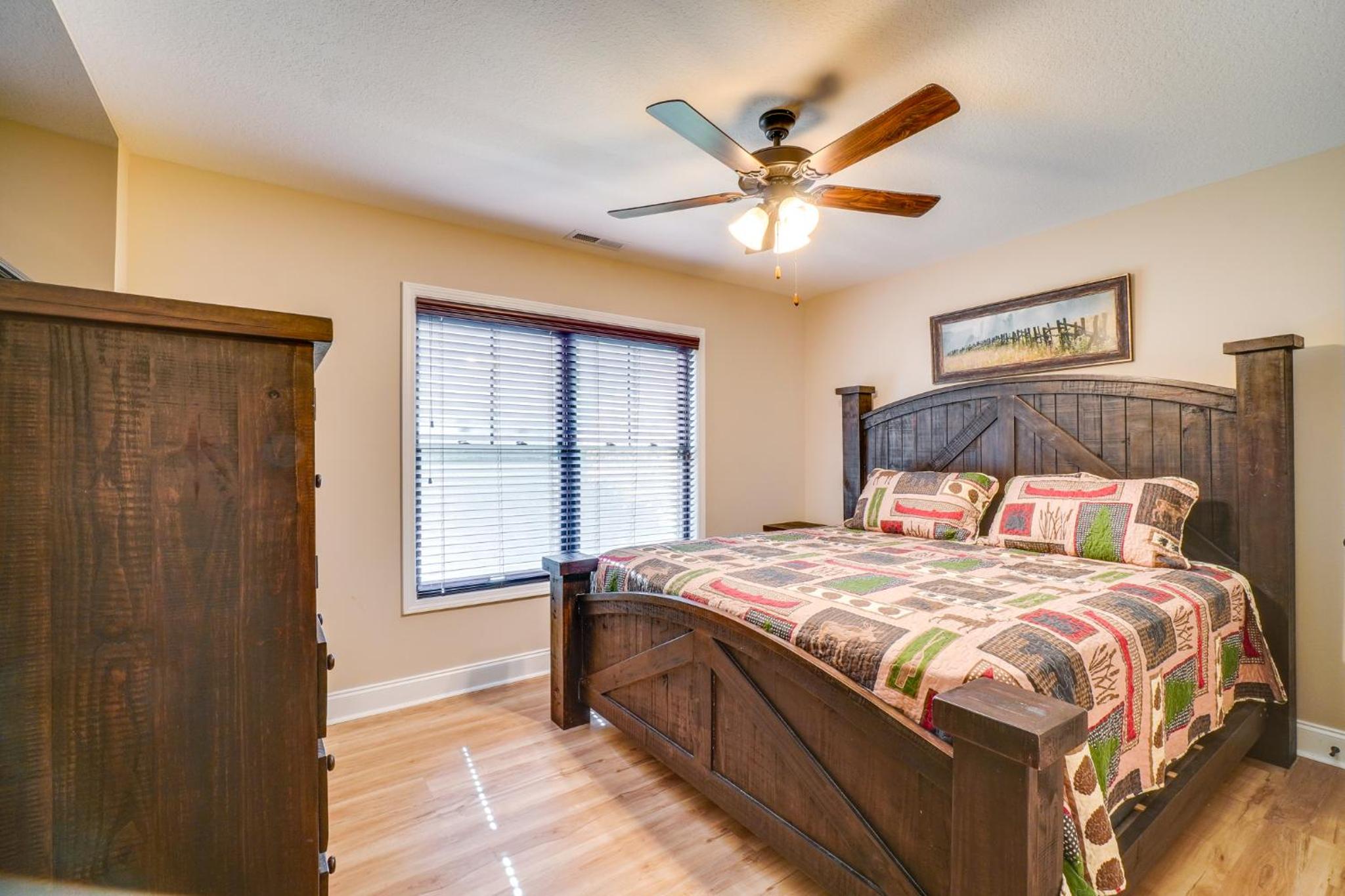 Walk to Dollywood Cabin with Pool, Arcade, Gym