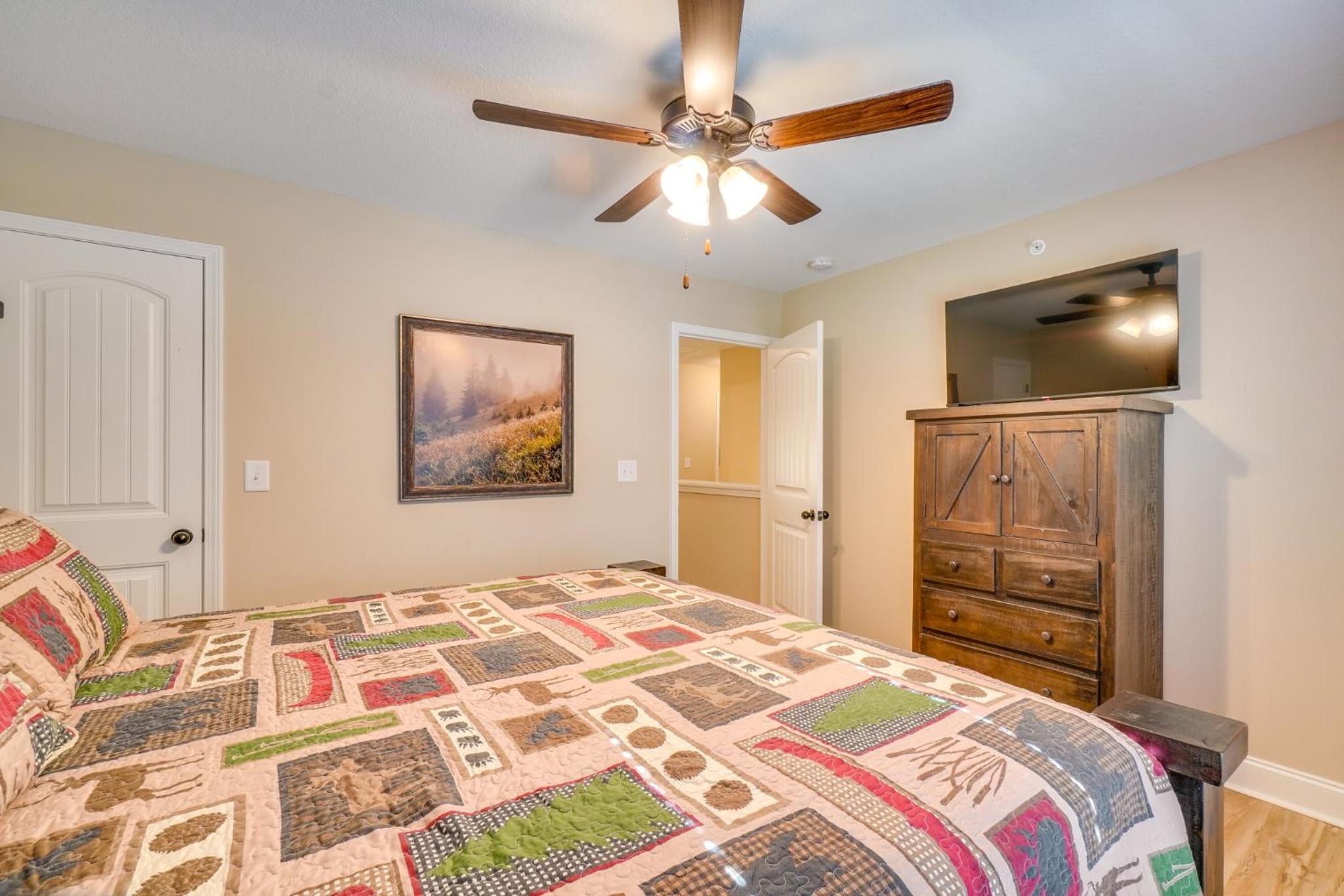 Walk to Dollywood Cabin with Pool, Arcade, Gym