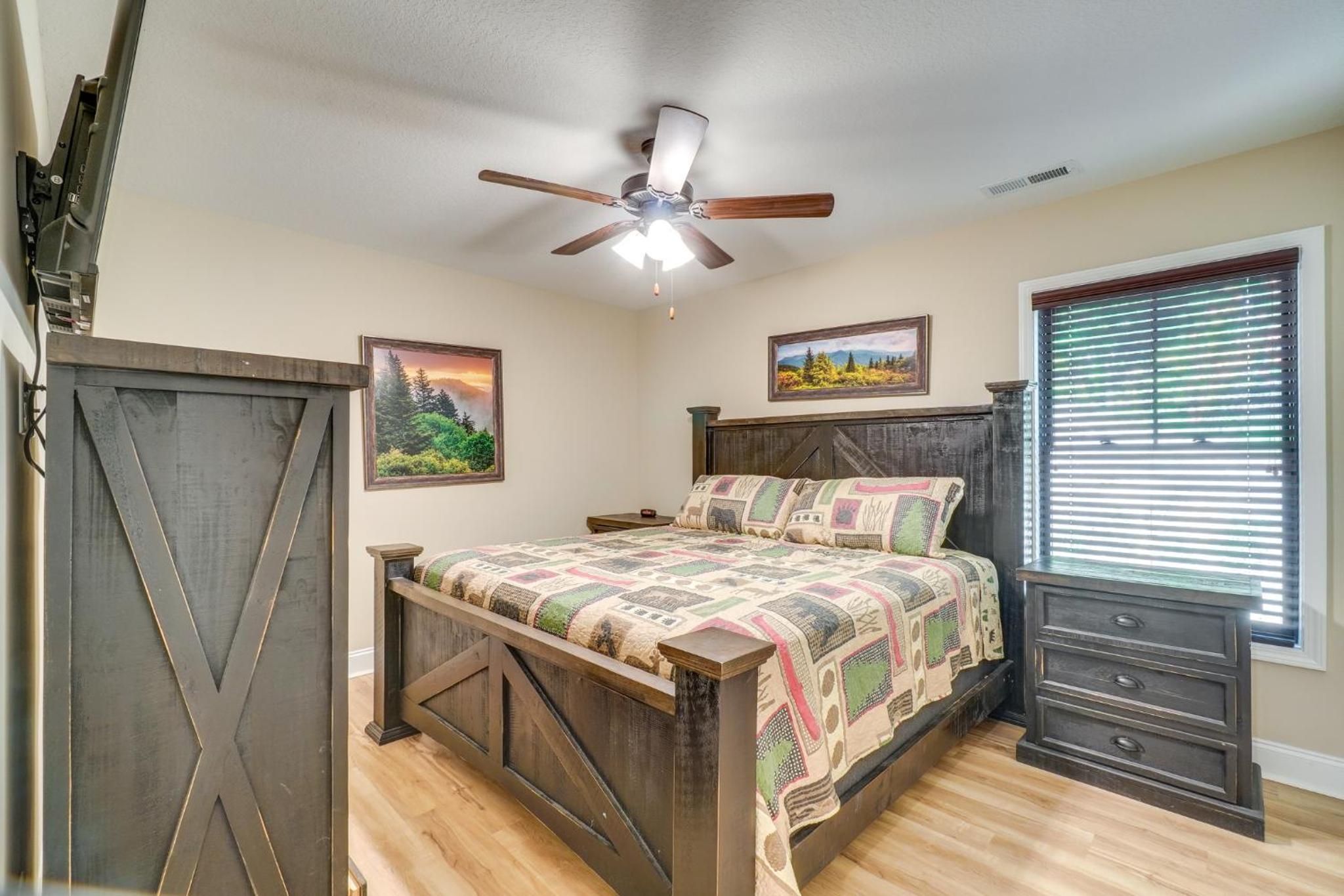 Walk to Dollywood Cabin with Pool, Arcade, Gym