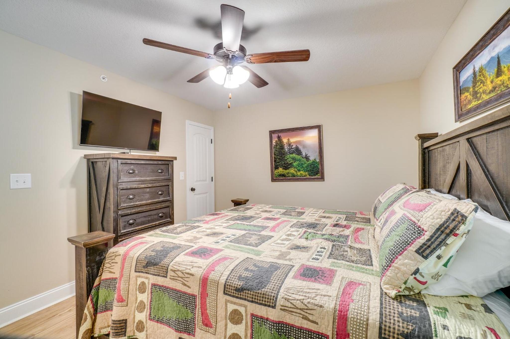 Walk to Dollywood Cabin with Pool, Arcade, Gym