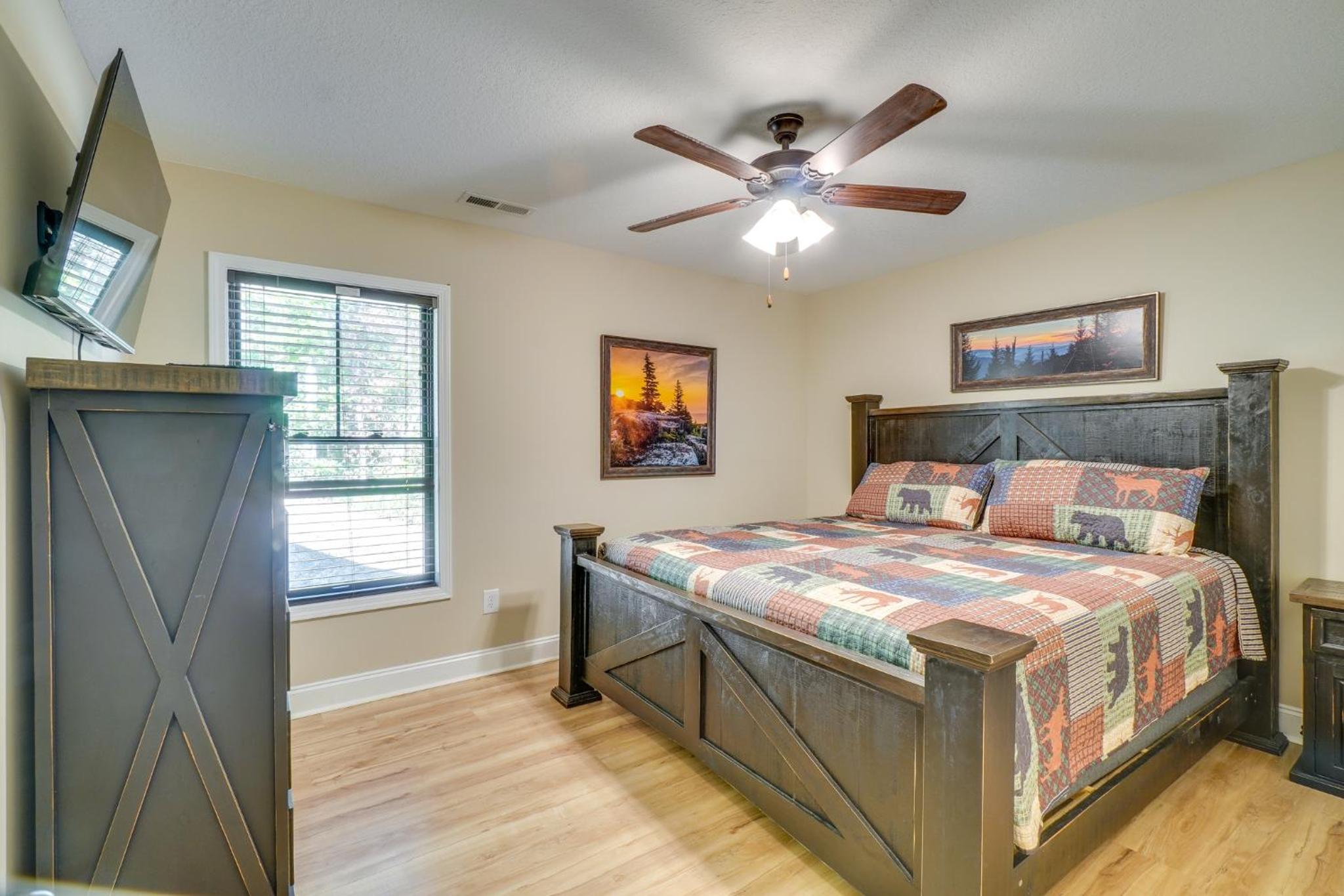 Walk to Dollywood Cabin with Pool, Arcade, Gym
