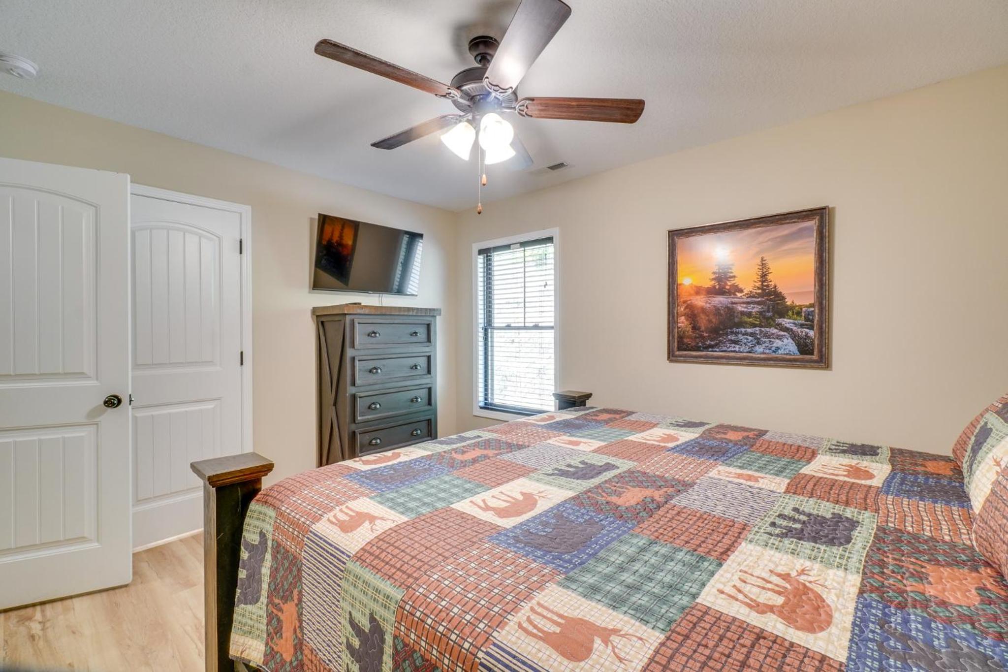 Walk to Dollywood Cabin with Pool, Arcade, Gym
