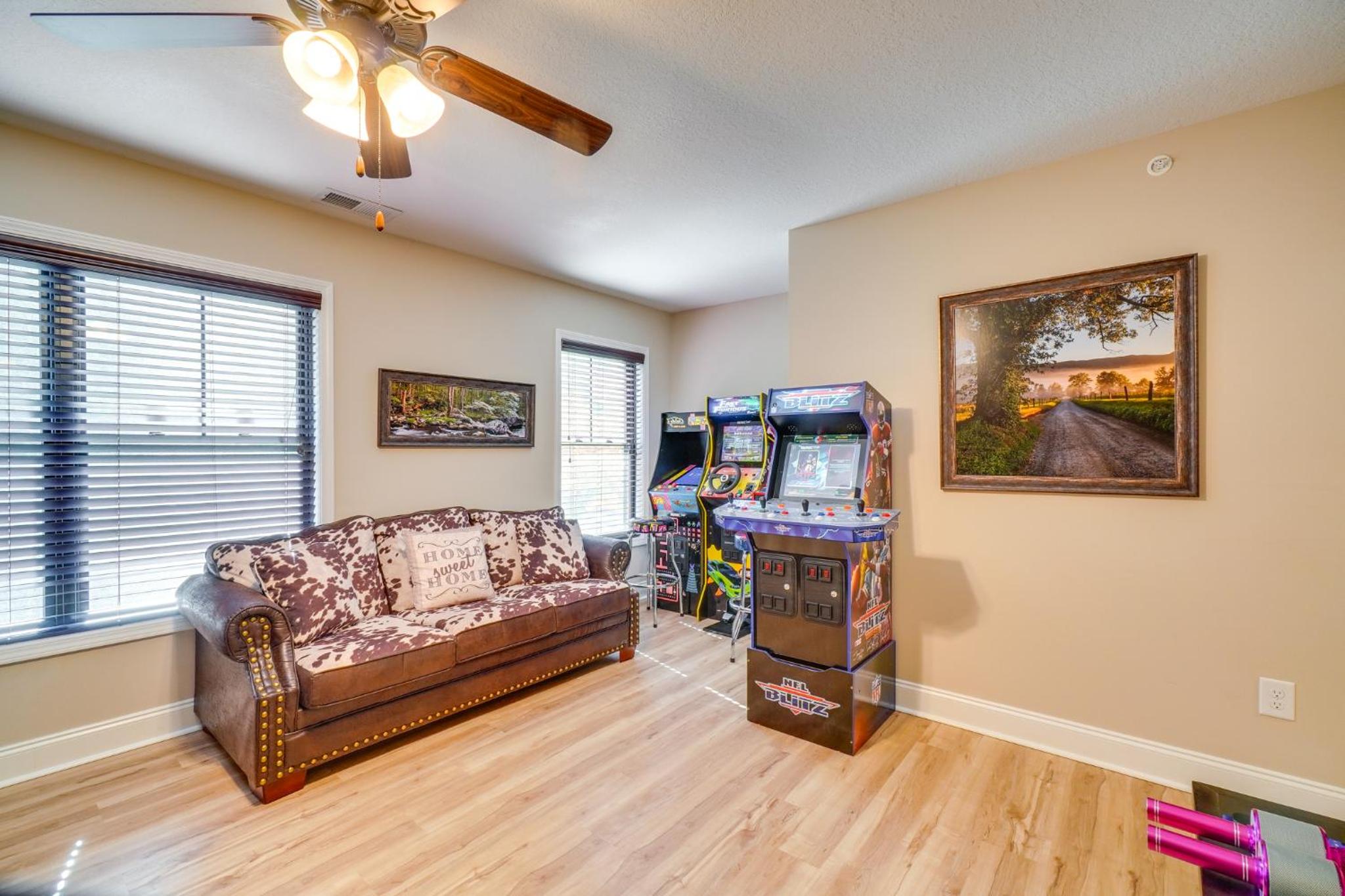 Walk to Dollywood Cabin with Pool, Arcade, Gym