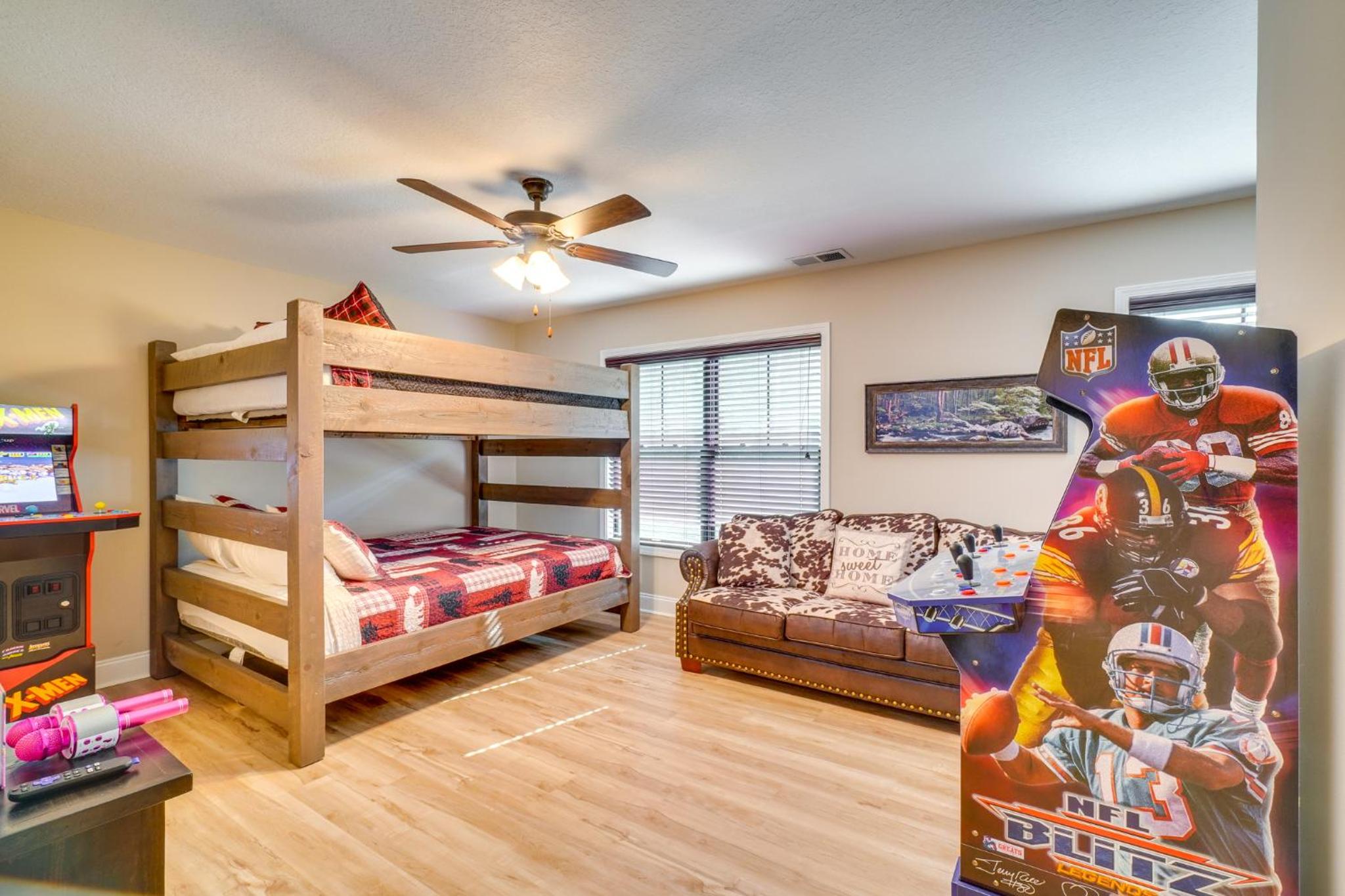 Walk to Dollywood Cabin with Pool, Arcade, Gym