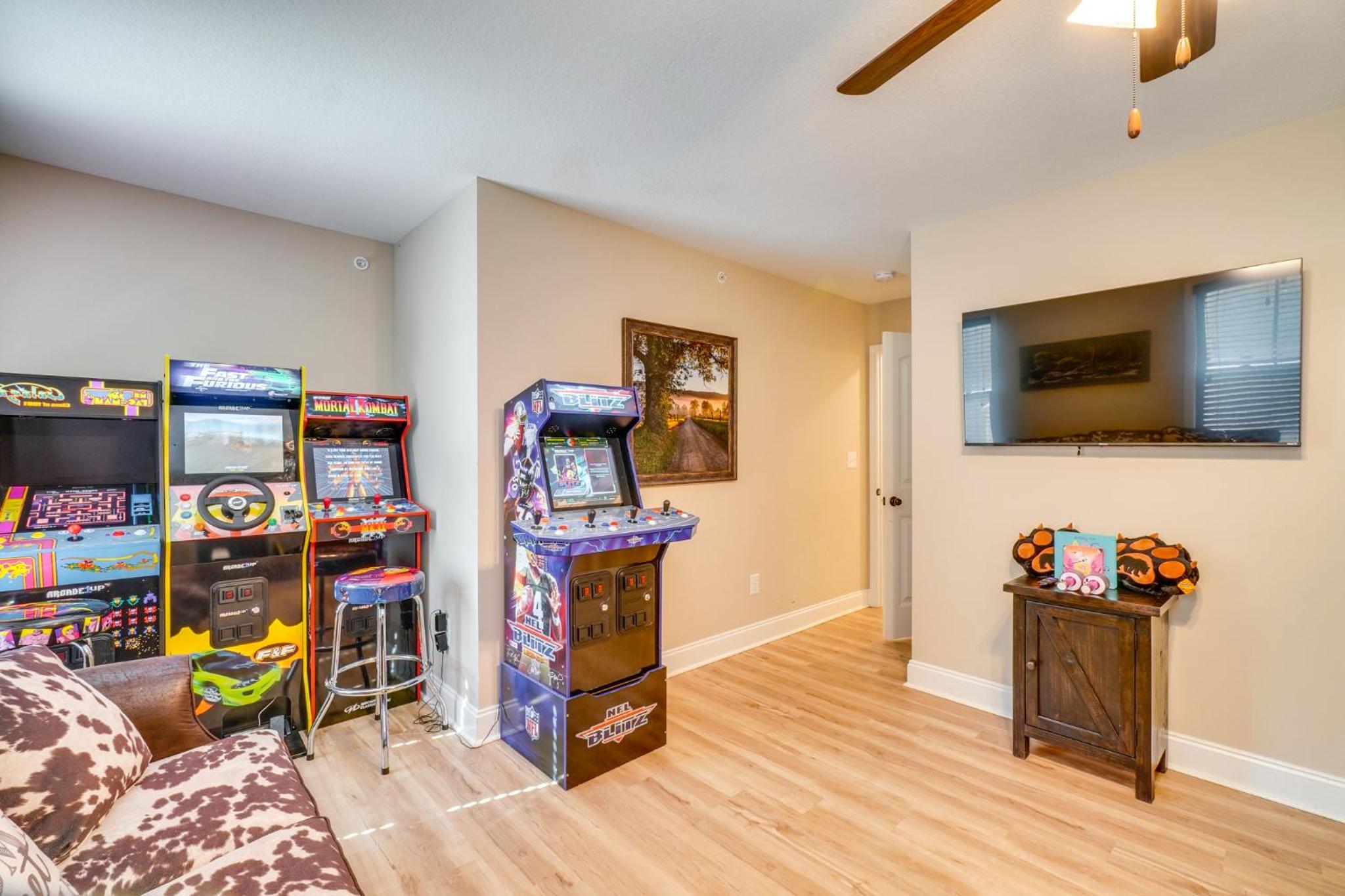 Walk to Dollywood Cabin with Pool, Arcade, Gym