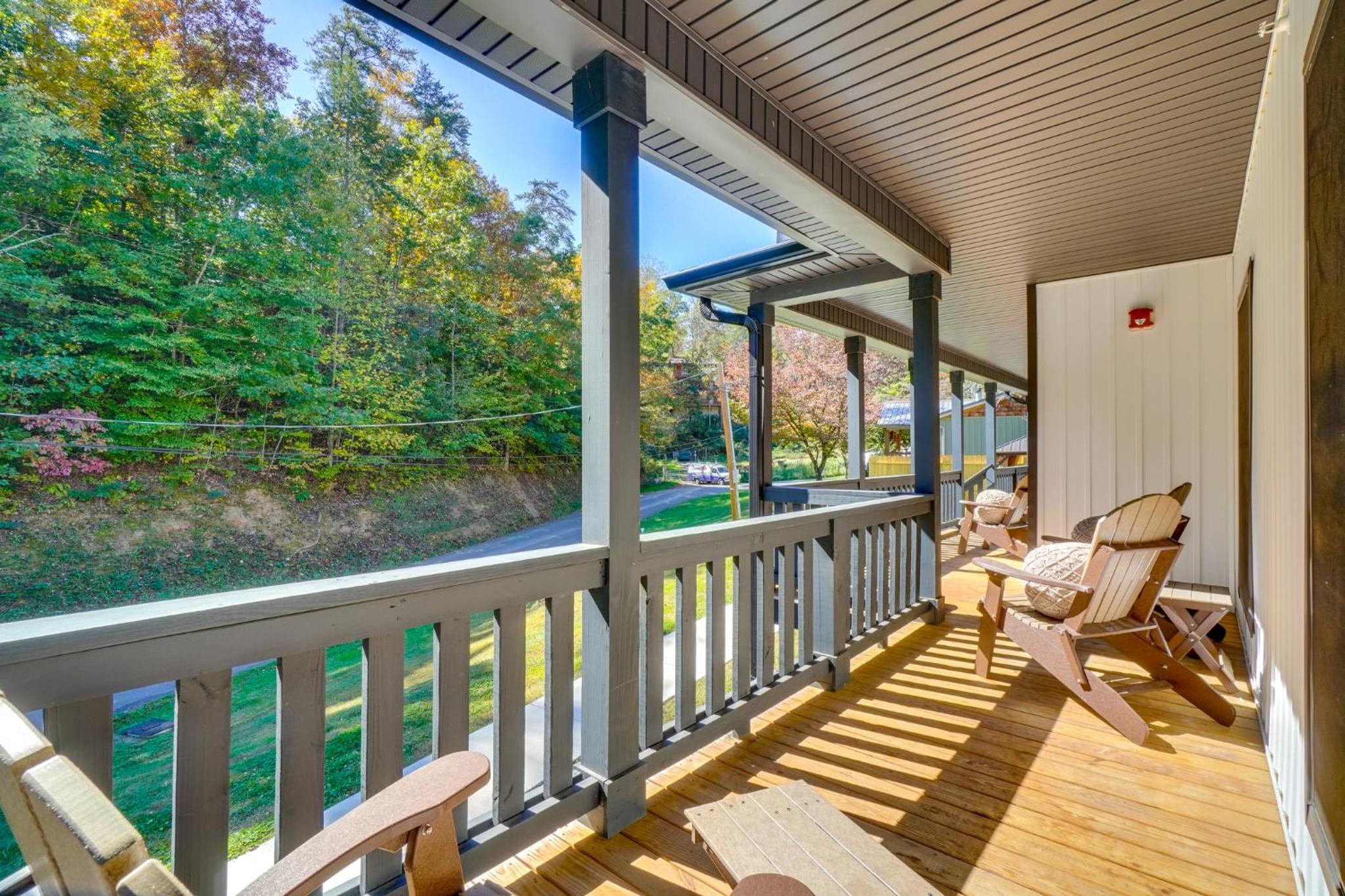 Walk to Dollywood Cabin with Pool, Arcade, Gym