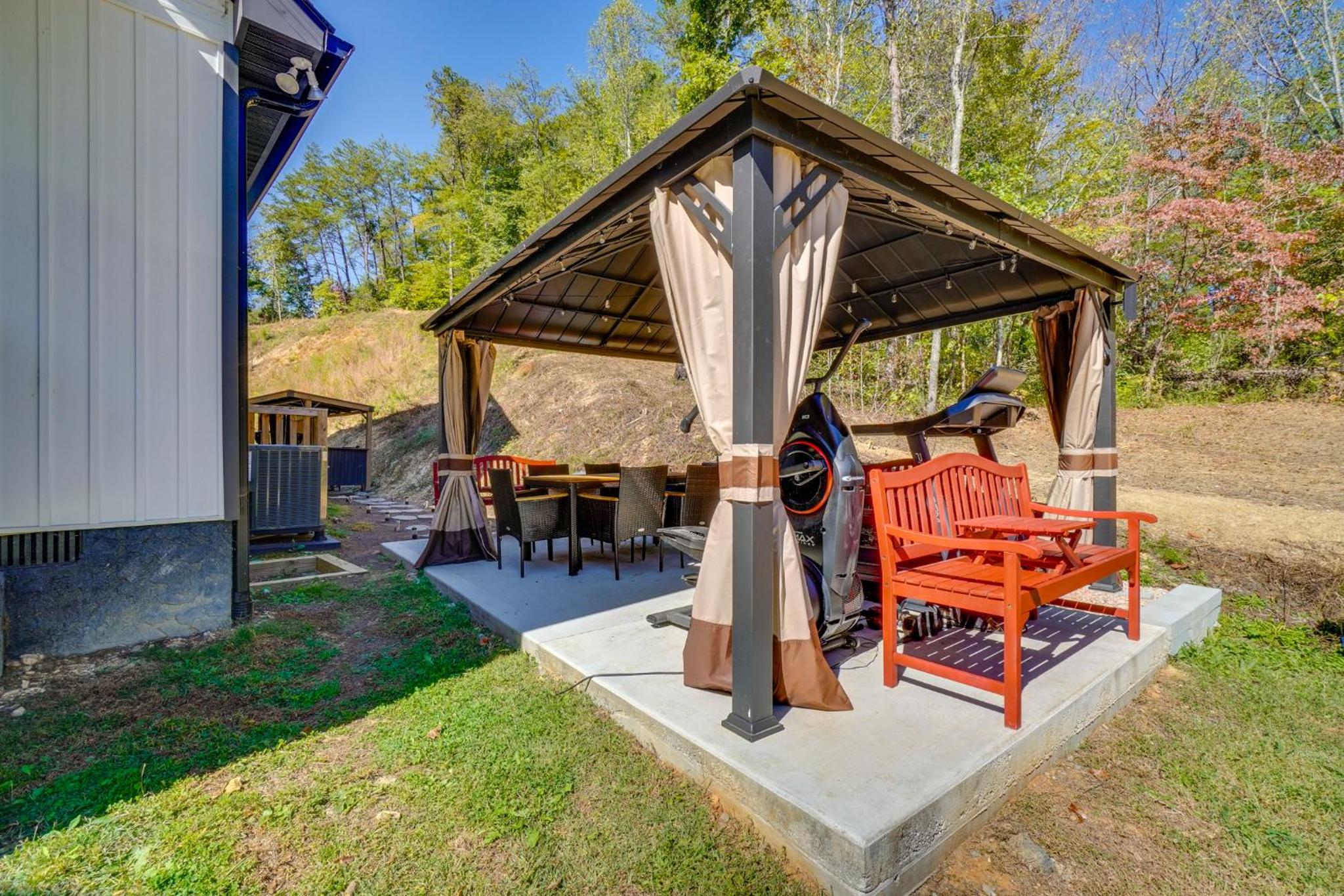 Walk to Dollywood Cabin with Pool, Arcade, Gym