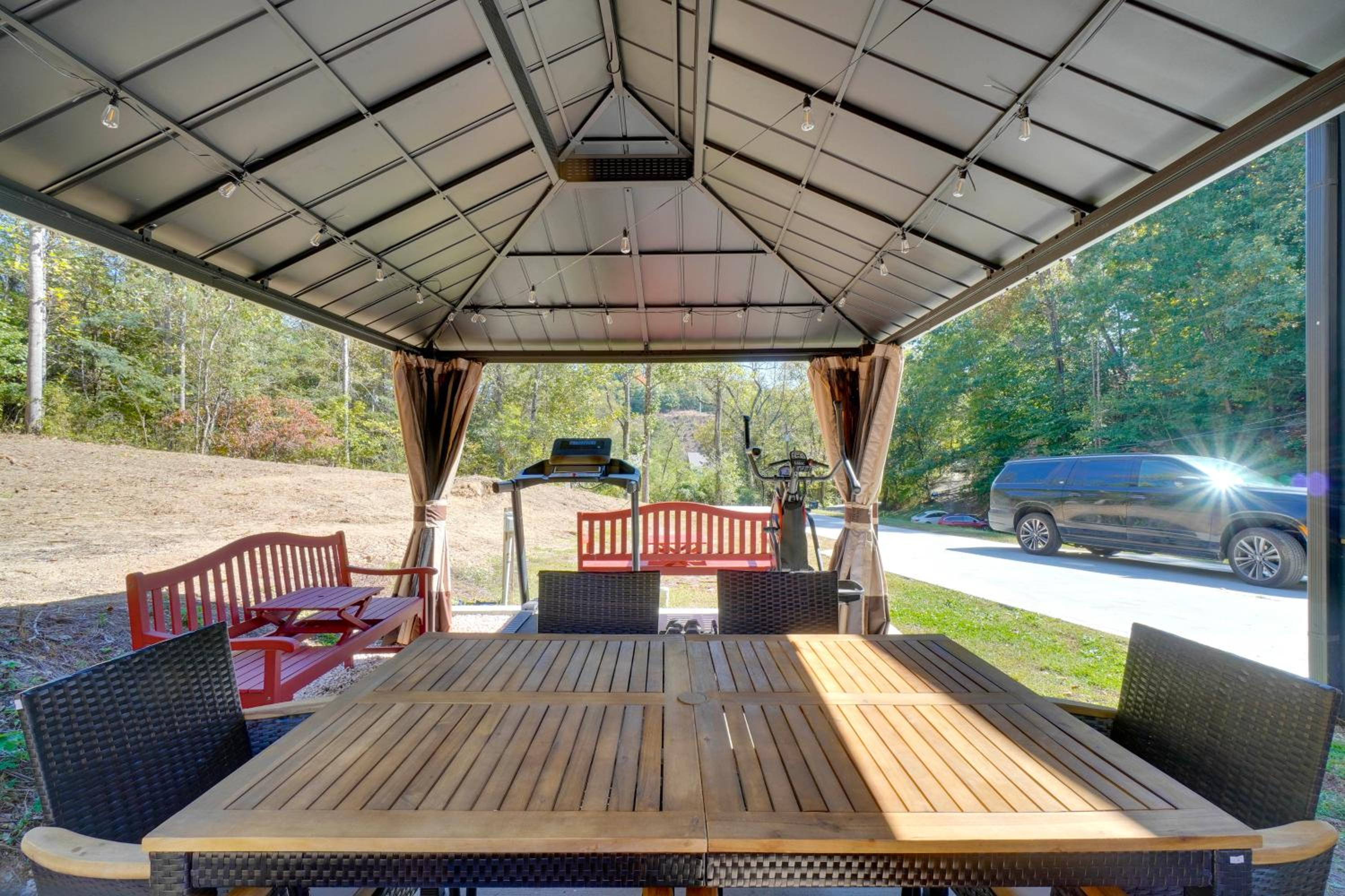 Walk to Dollywood Cabin with Pool, Arcade, Gym