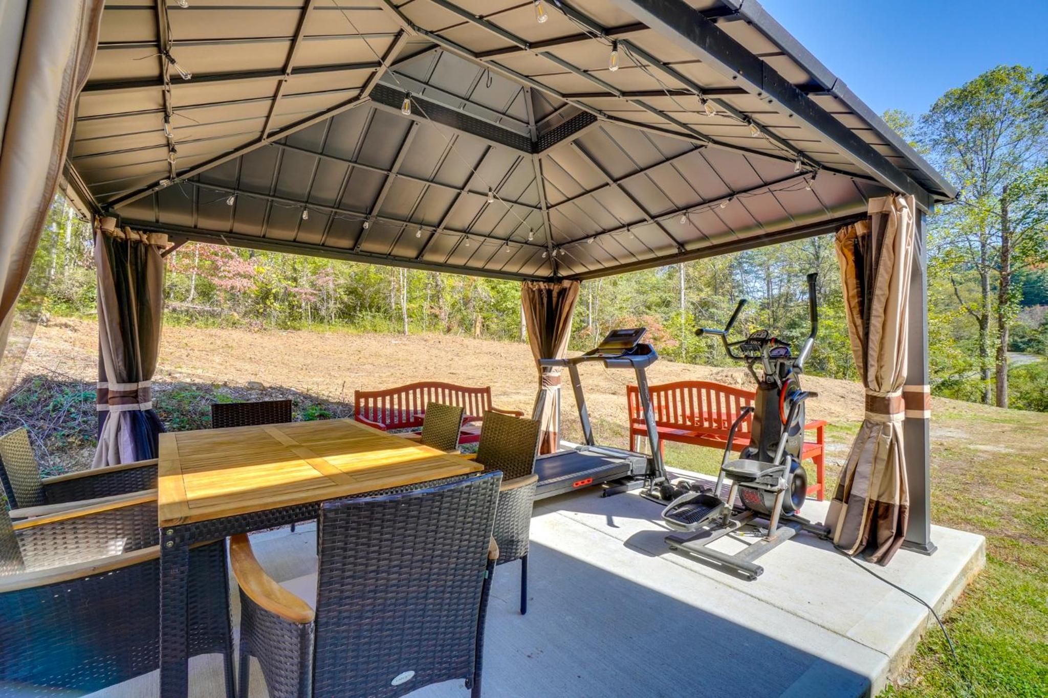 Walk to Dollywood Cabin with Pool, Arcade, Gym