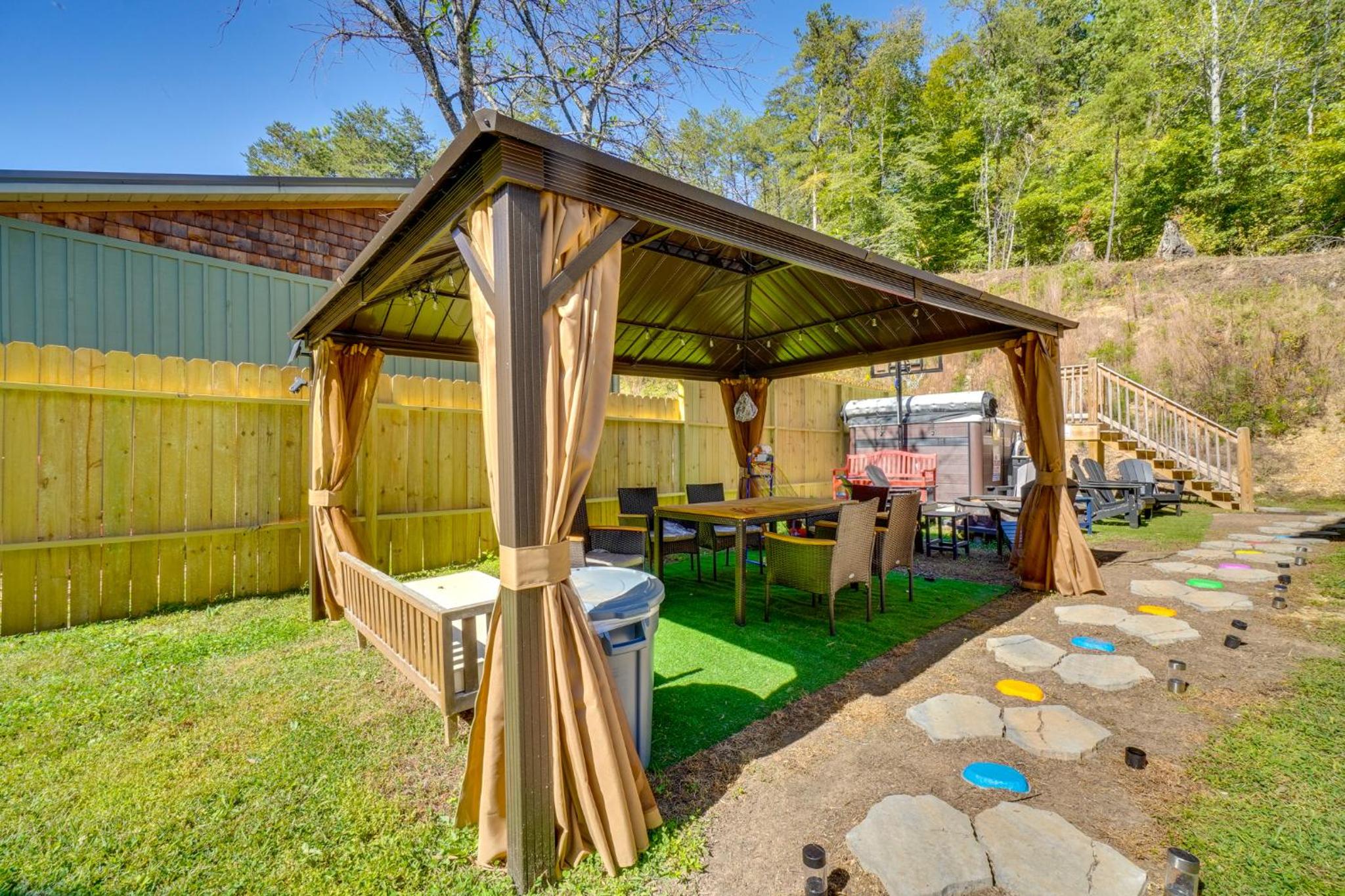 Walk to Dollywood Cabin with Pool, Arcade, Gym