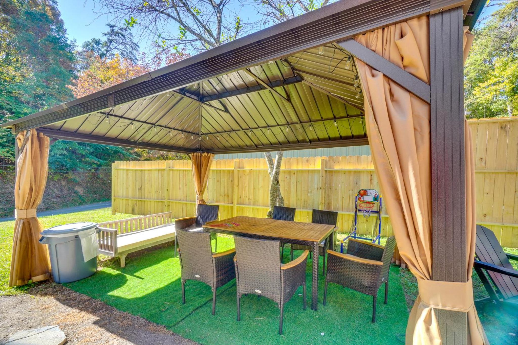 Walk to Dollywood Cabin with Pool, Arcade, Gym