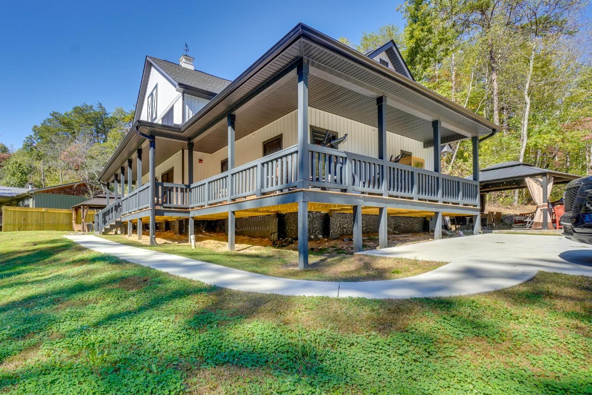 Walk to Dollywood Cabin with Pool, Arcade, Gym