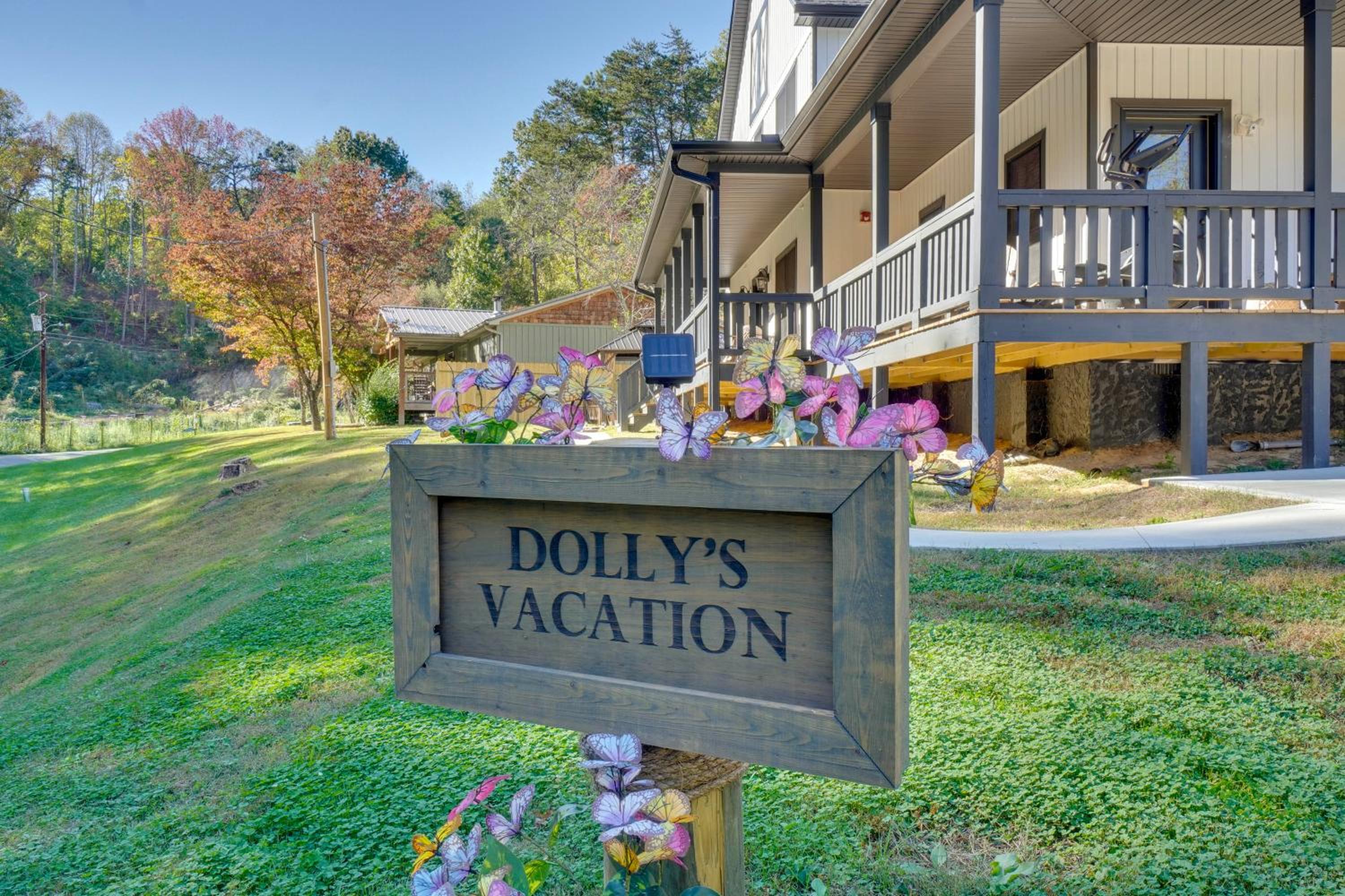Walk to Dollywood Cabin with Pool, Arcade, Gym