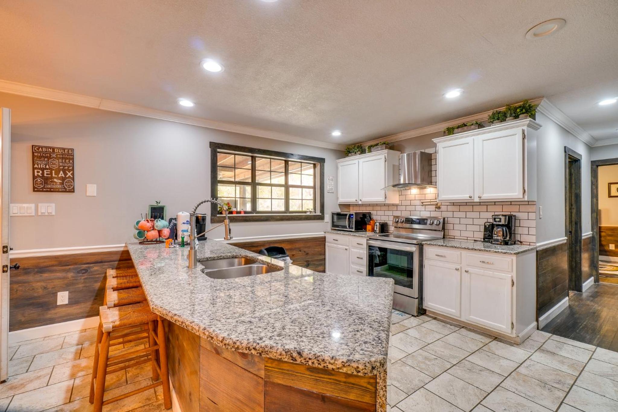 Walk to Dollywood! Cabin with Theater, Pool, Arcade