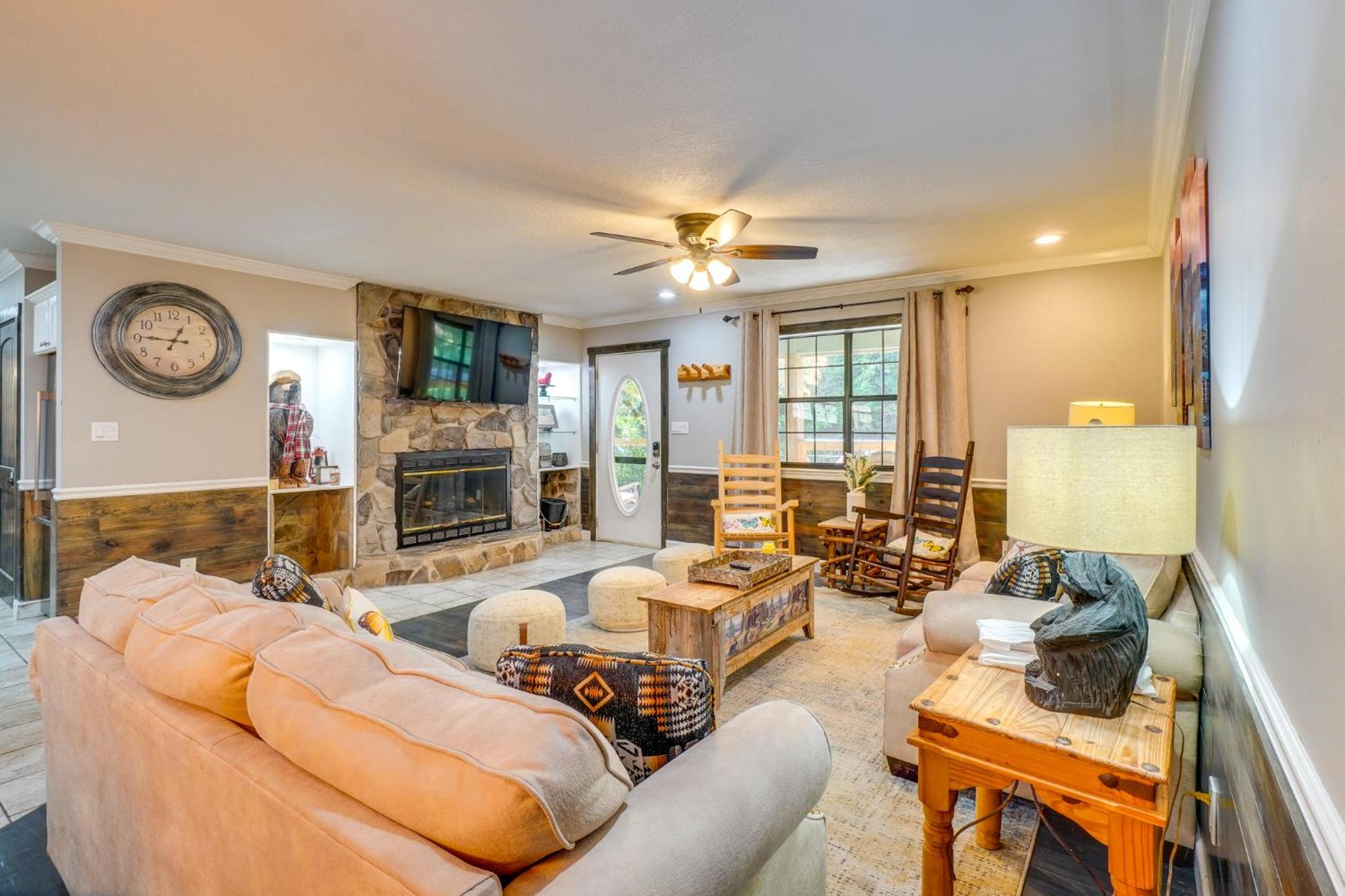 Walk to Dollywood! Cabin with Theater, Pool, Arcade