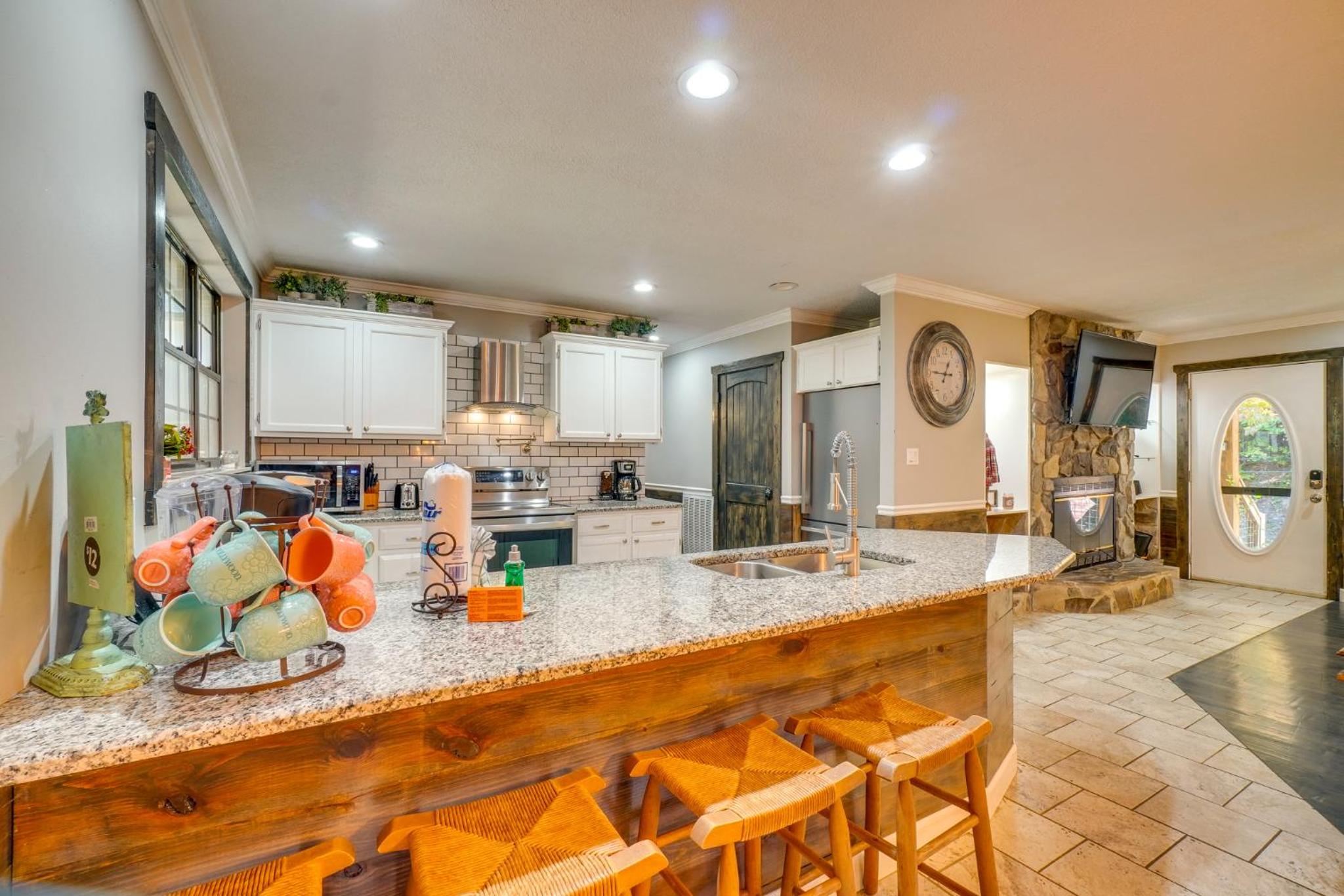 Walk to Dollywood! Cabin with Theater, Pool, Arcade