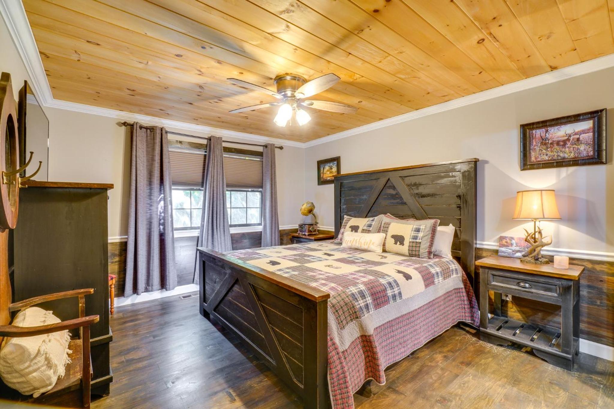 Walk to Dollywood! Cabin with Theater, Pool, Arcade