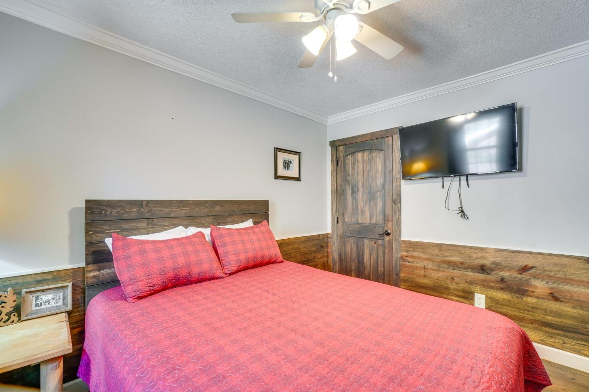 Walk to Dollywood! Cabin with Theater, Pool, Arcade