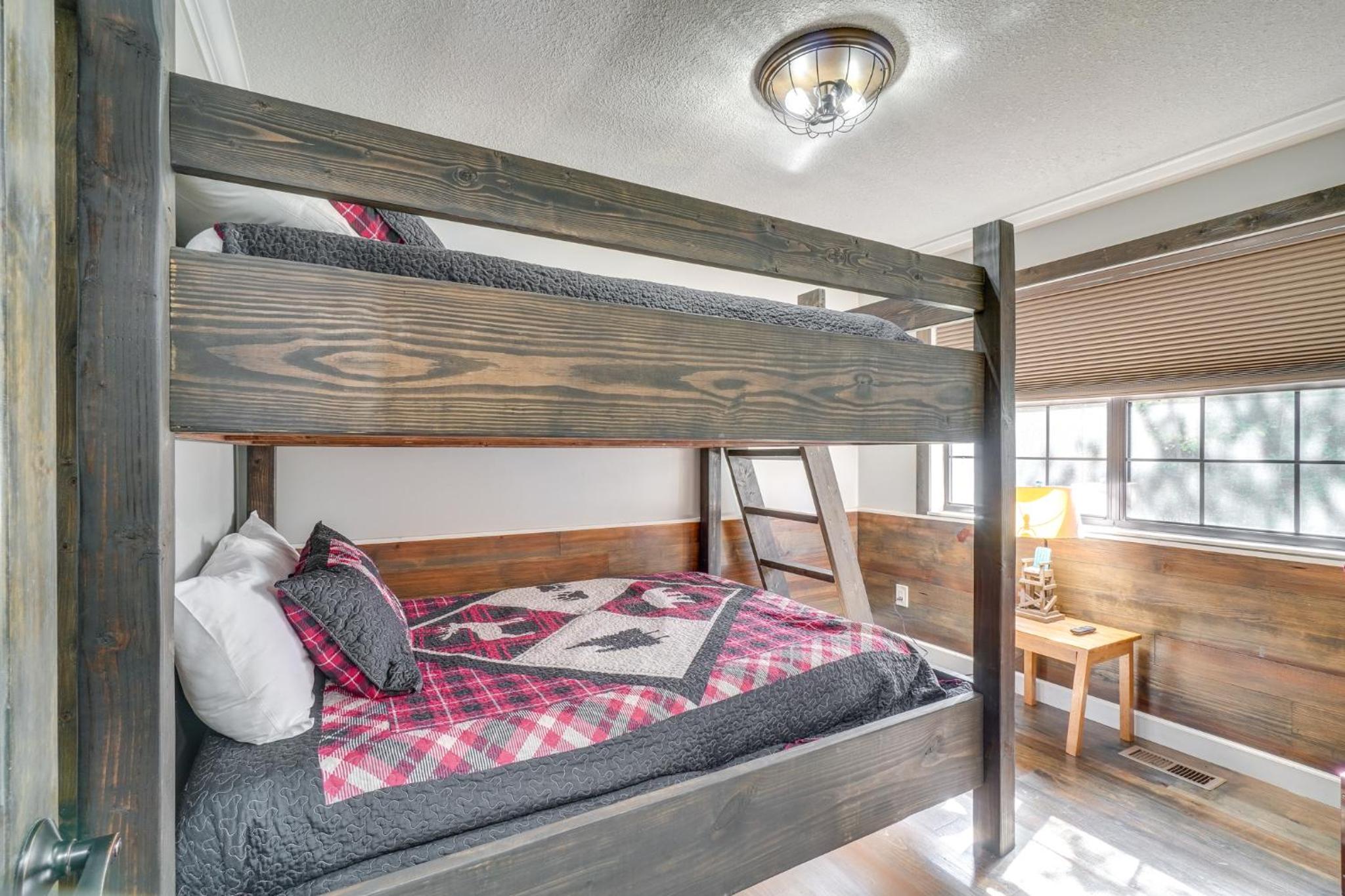 Walk to Dollywood! Cabin with Theater, Pool, Arcade