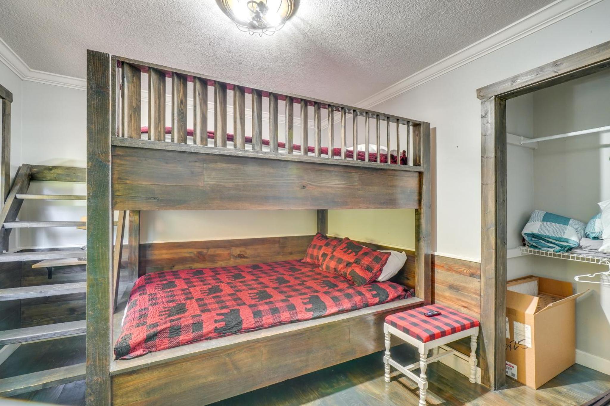 Walk to Dollywood! Cabin with Theater, Pool, Arcade