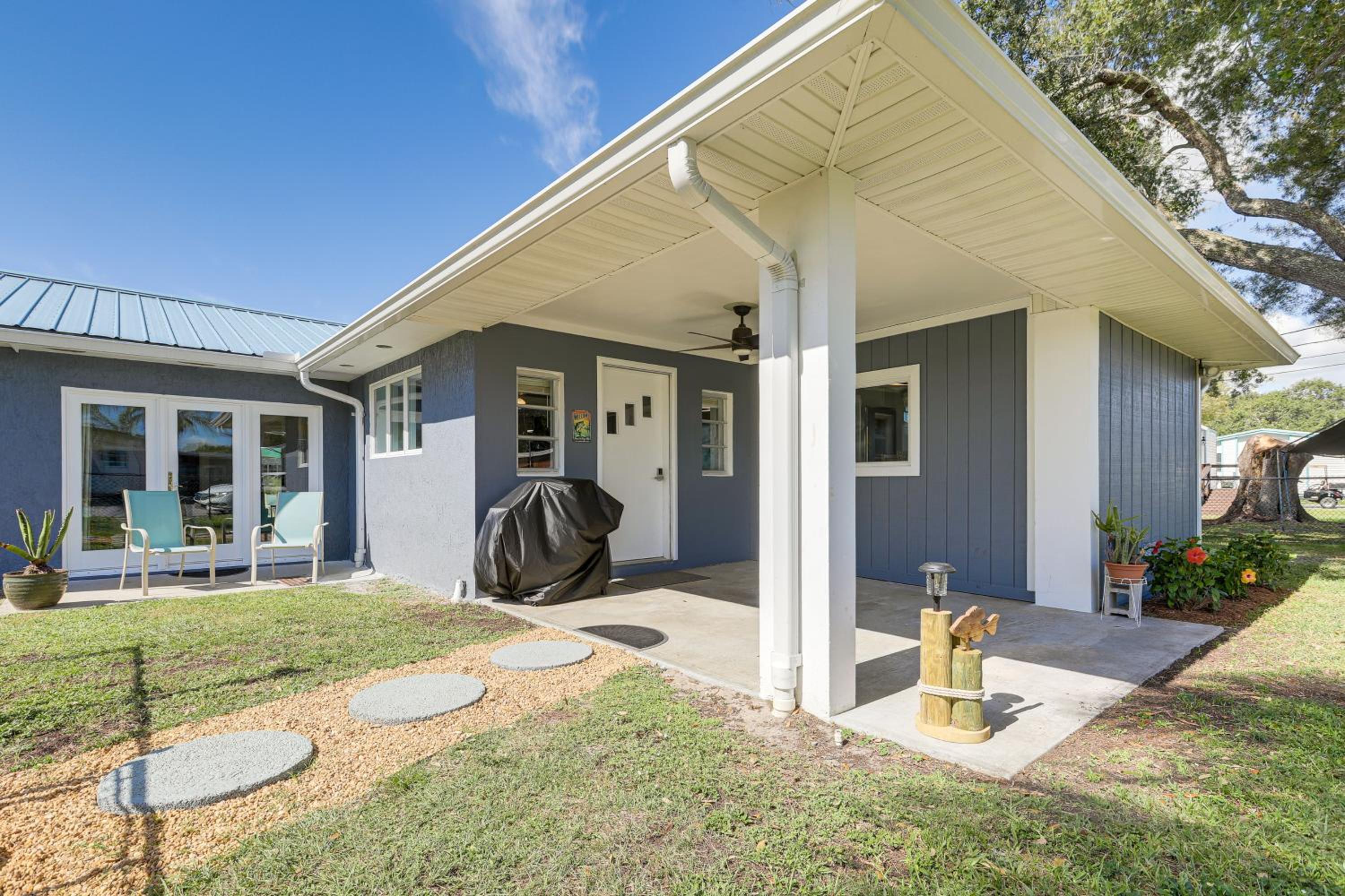 Boat Dock and Yard Waterfront Okeechobee Retreat