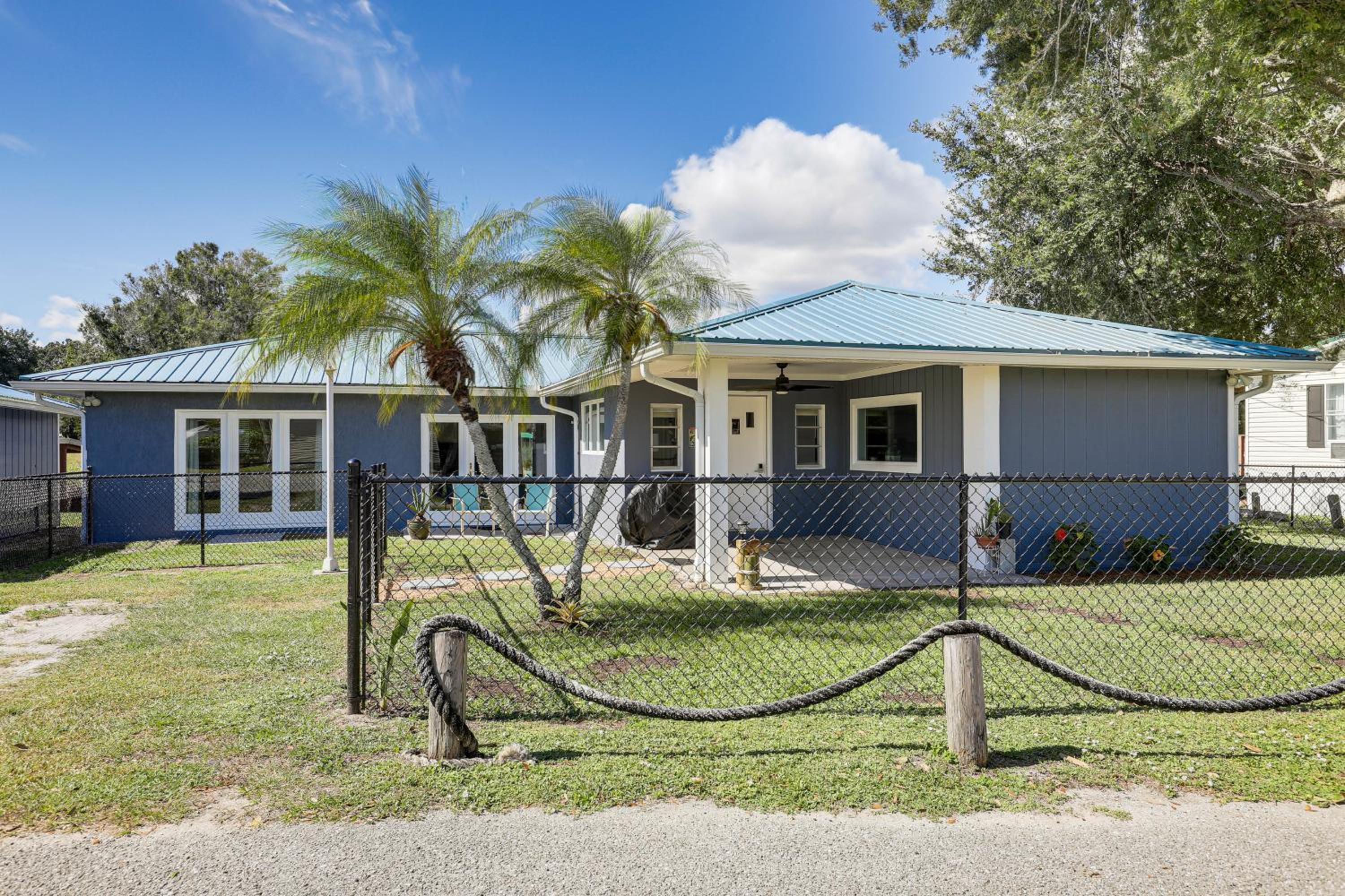 Boat Dock and Yard Waterfront Okeechobee Retreat
