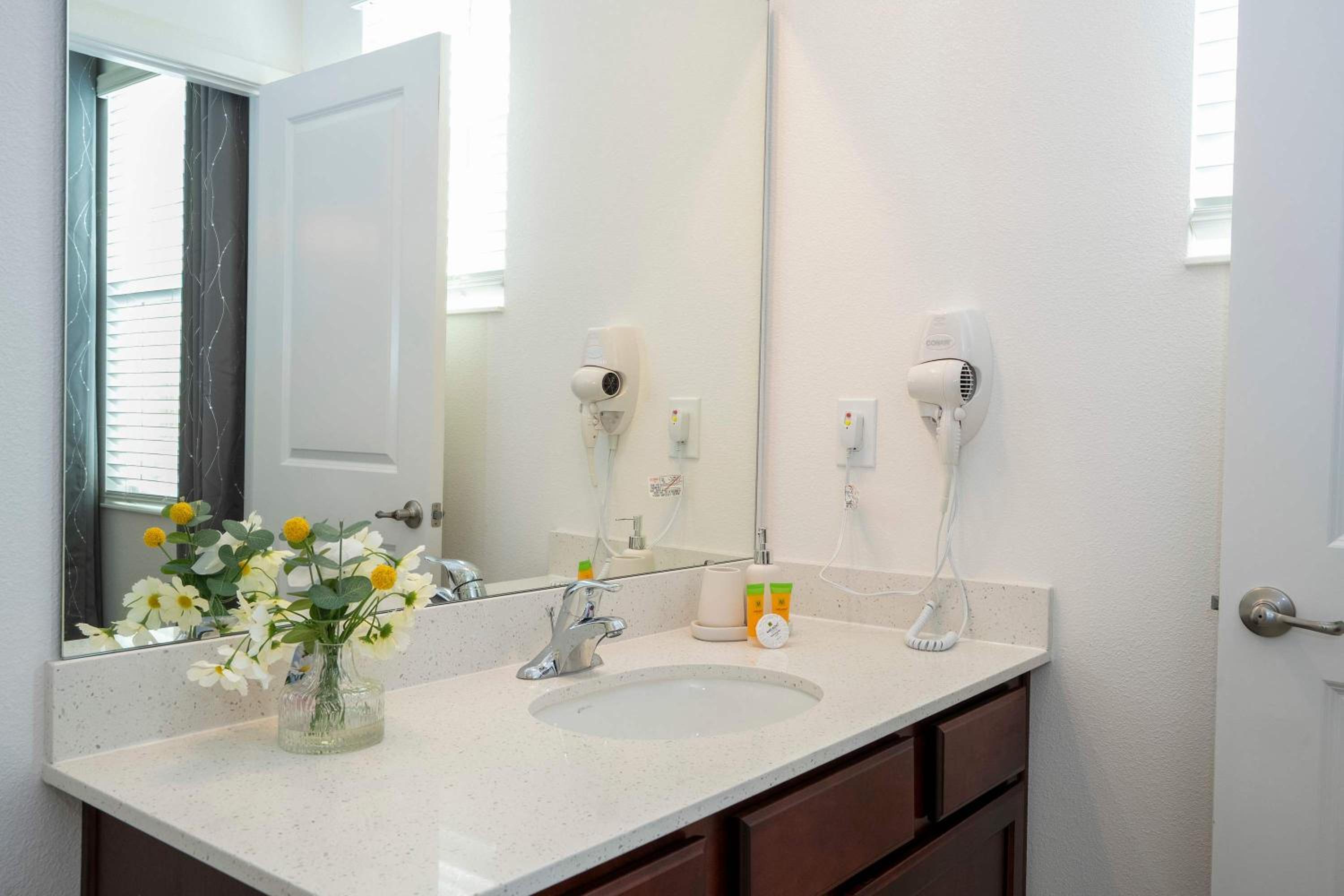 Family Friendly 12Bd w Jacuzzi Veranda Palms 4401