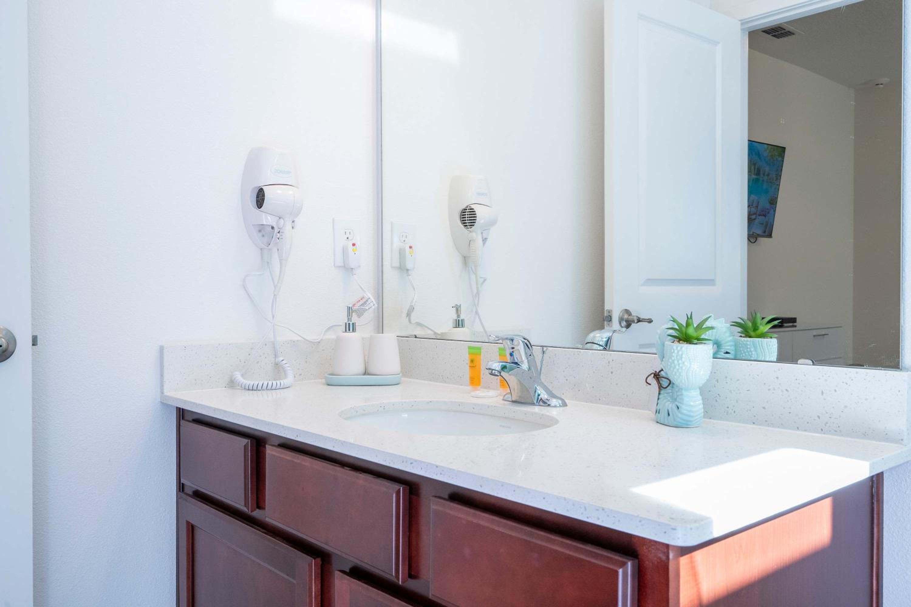 Family Friendly 12Bd w Jacuzzi Veranda Palms 4401