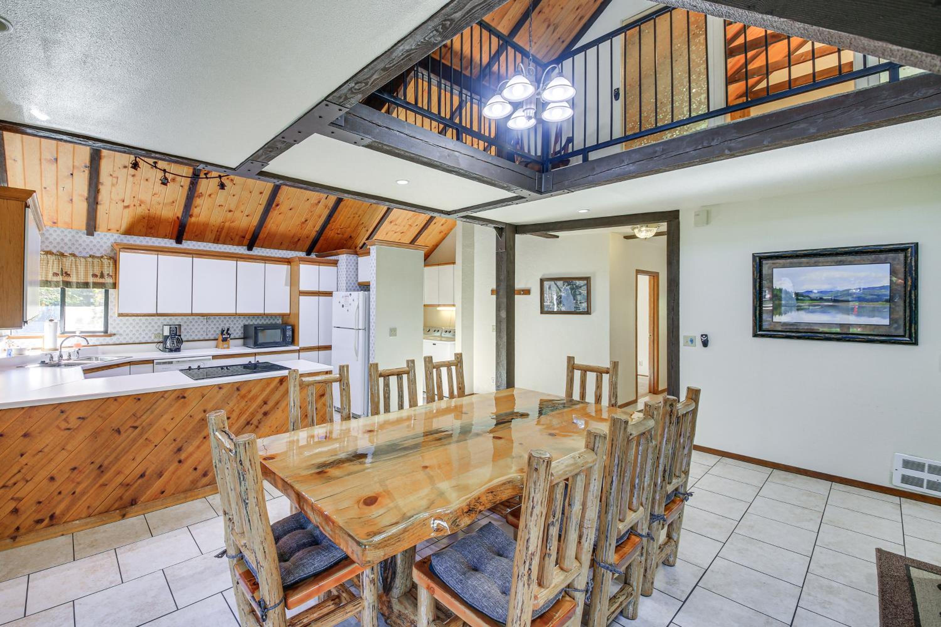 1 Mi to Dtwn Libby Peaceful Home with Creek Access!