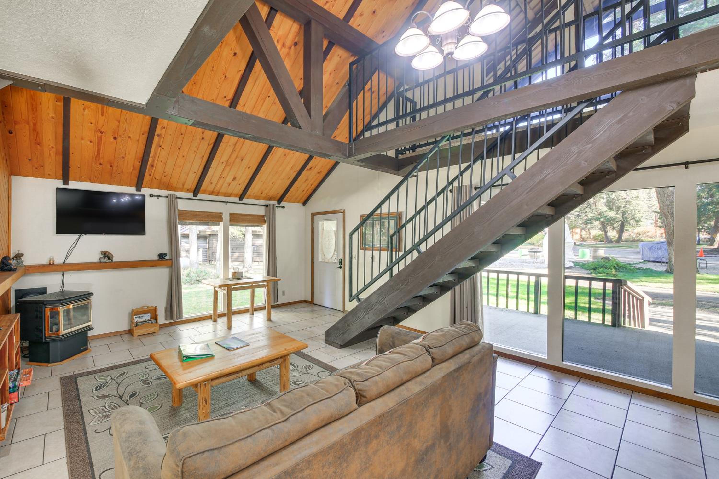 1 Mi to Dtwn Libby Peaceful Home with Creek Access!
