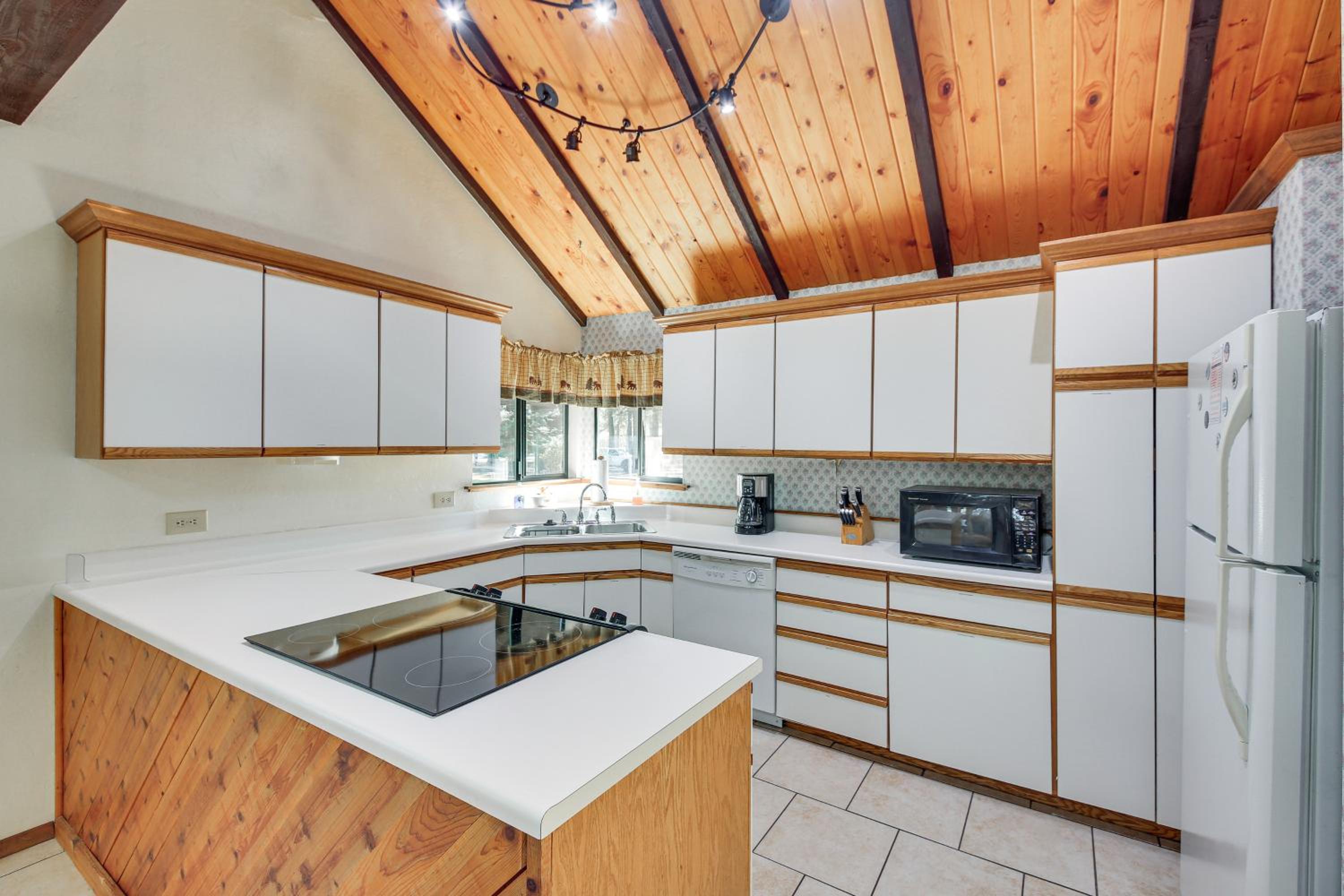 1 Mi to Dtwn Libby Peaceful Home with Creek Access!