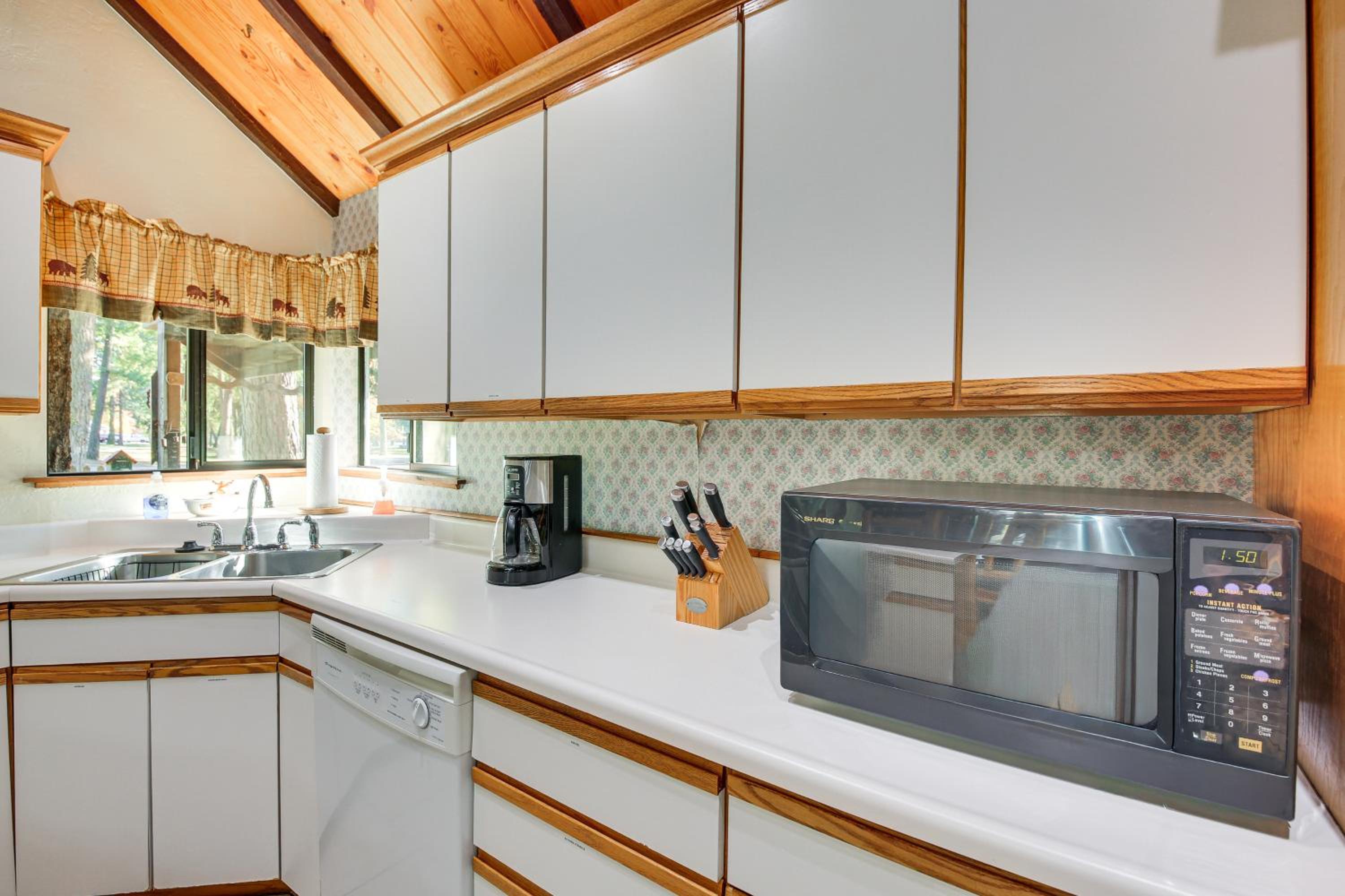 1 Mi to Dtwn Libby Peaceful Home with Creek Access!