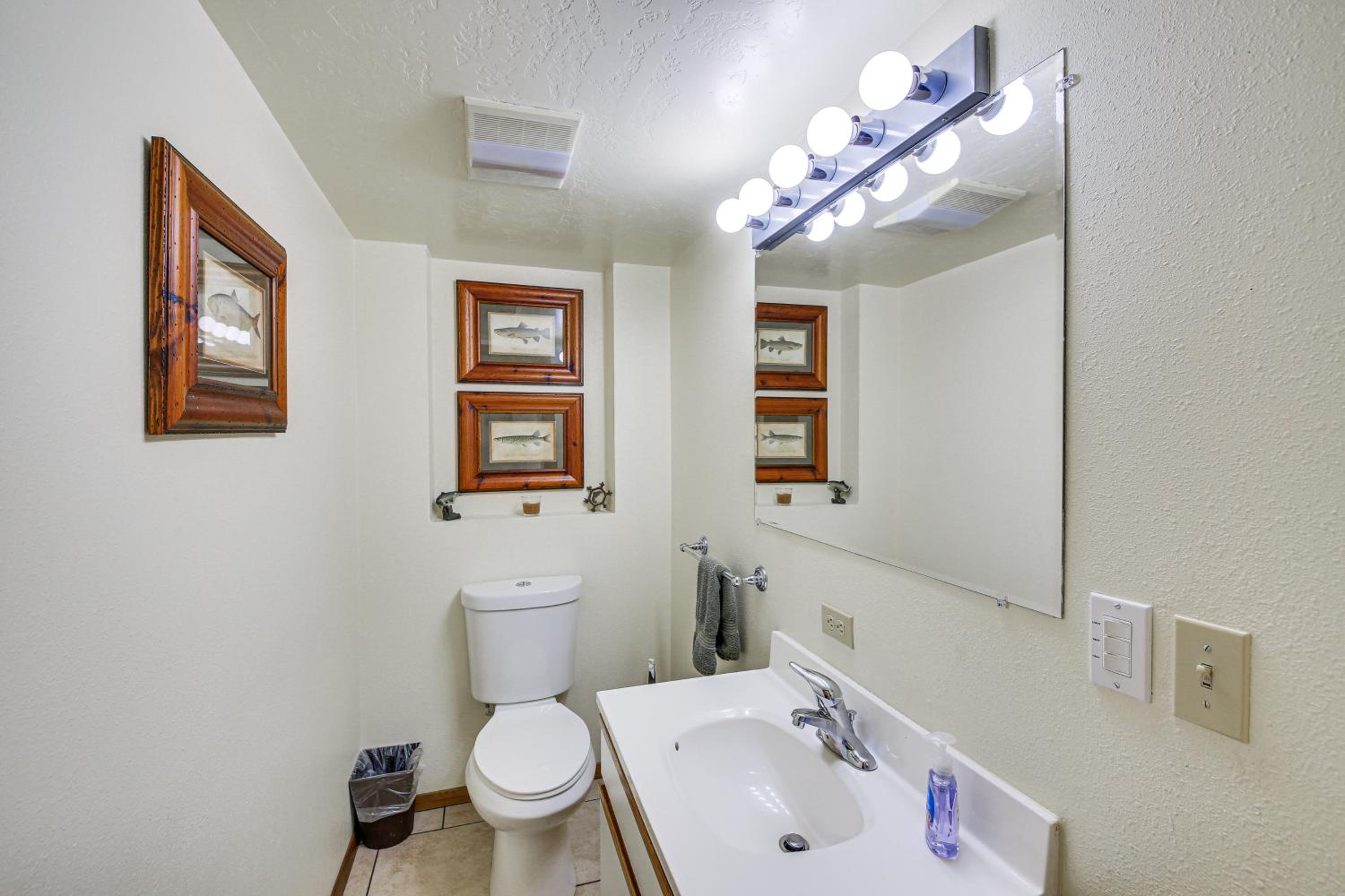 1 Mi to Dtwn Libby Peaceful Home with Creek Access!