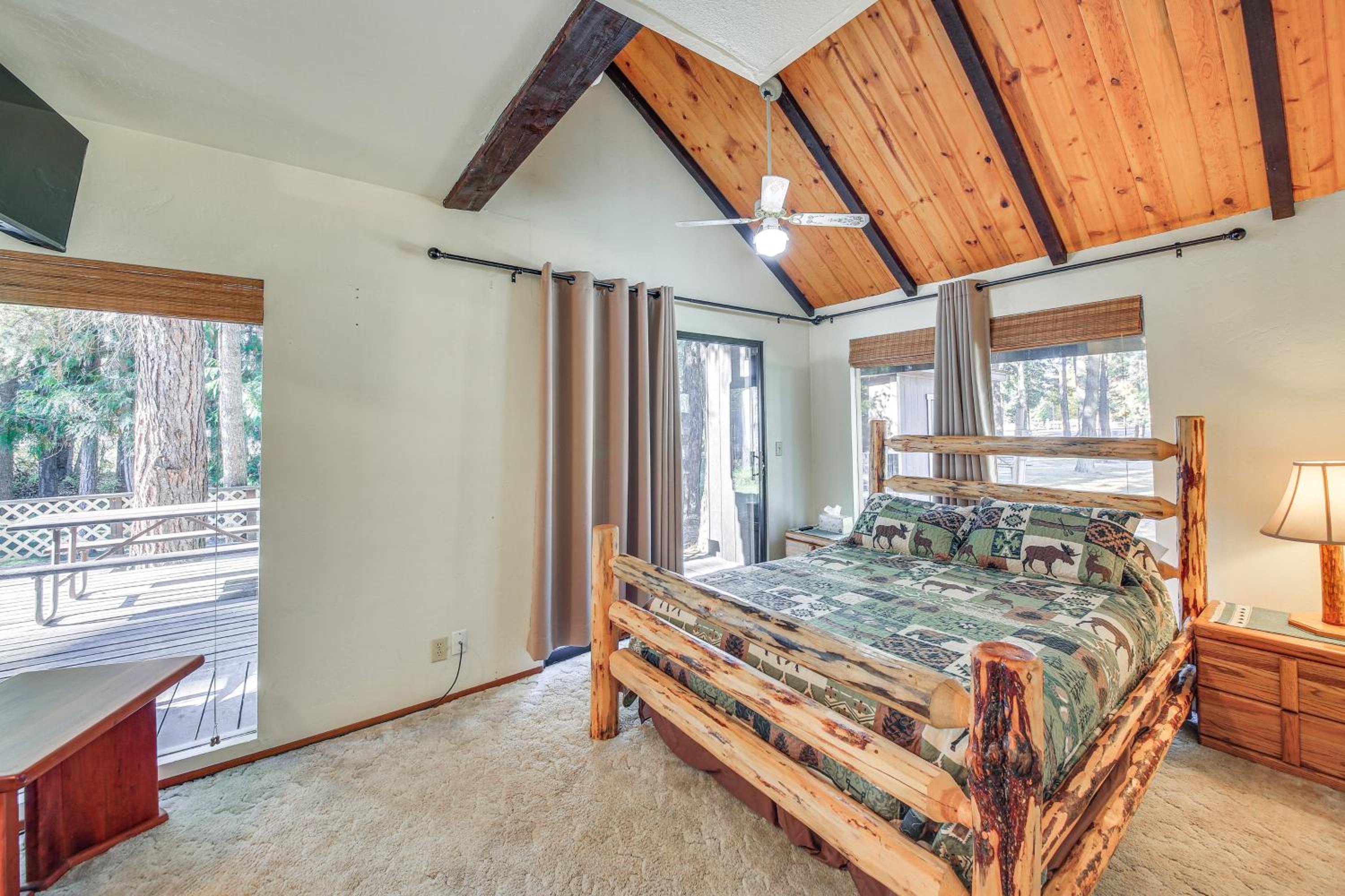 1 Mi to Dtwn Libby Peaceful Home with Creek Access!
