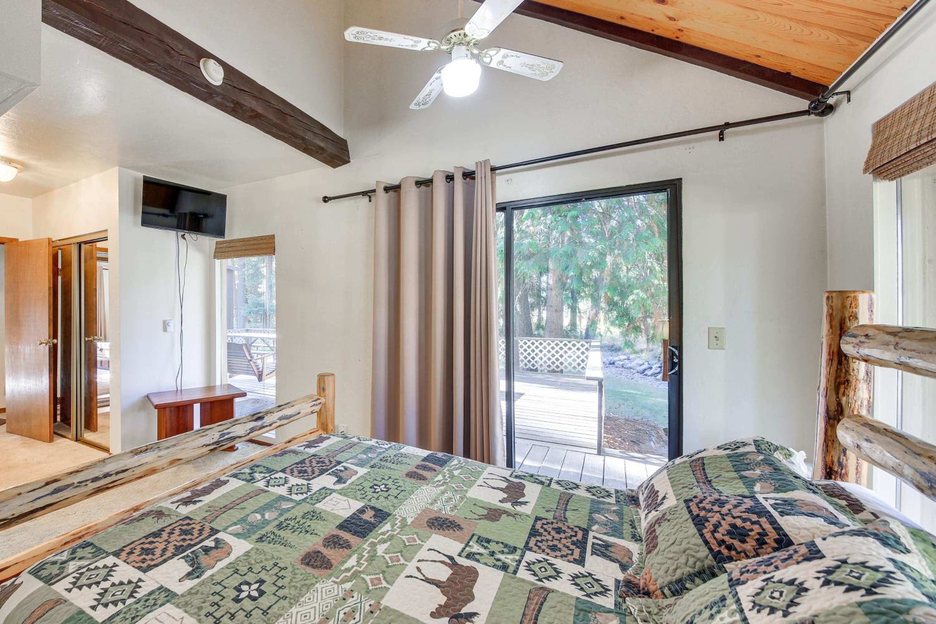 1 Mi to Dtwn Libby Peaceful Home with Creek Access!