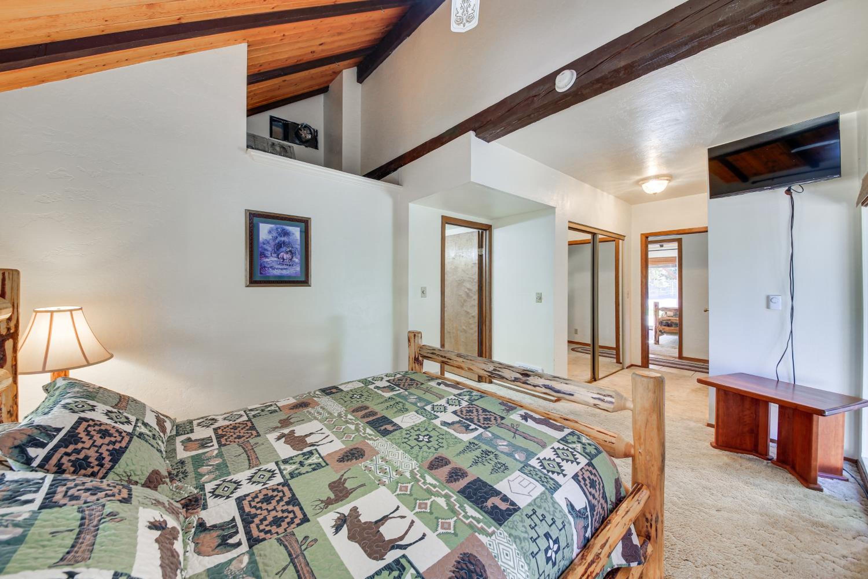 1 Mi to Dtwn Libby Peaceful Home with Creek Access!