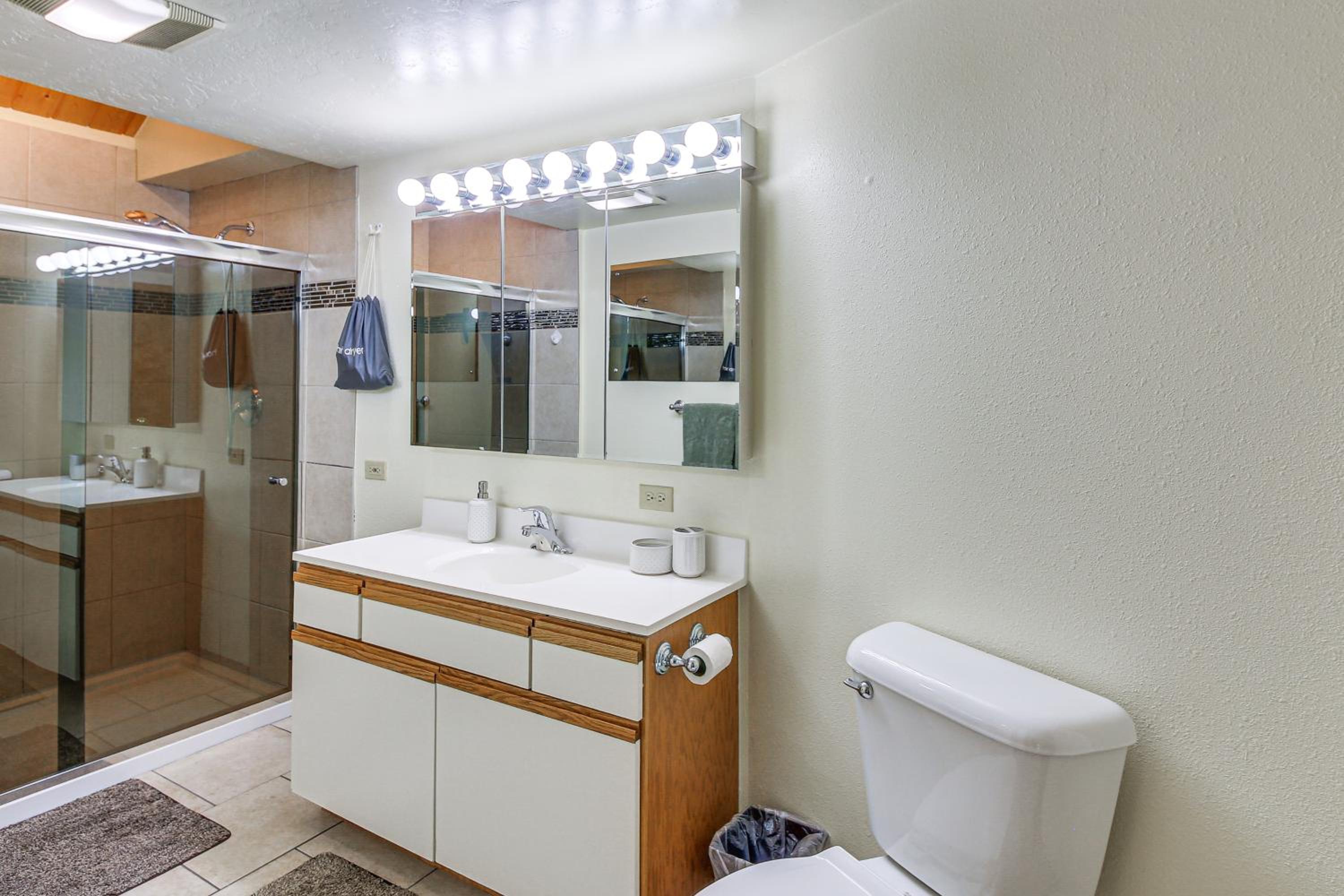 1 Mi to Dtwn Libby Peaceful Home with Creek Access!