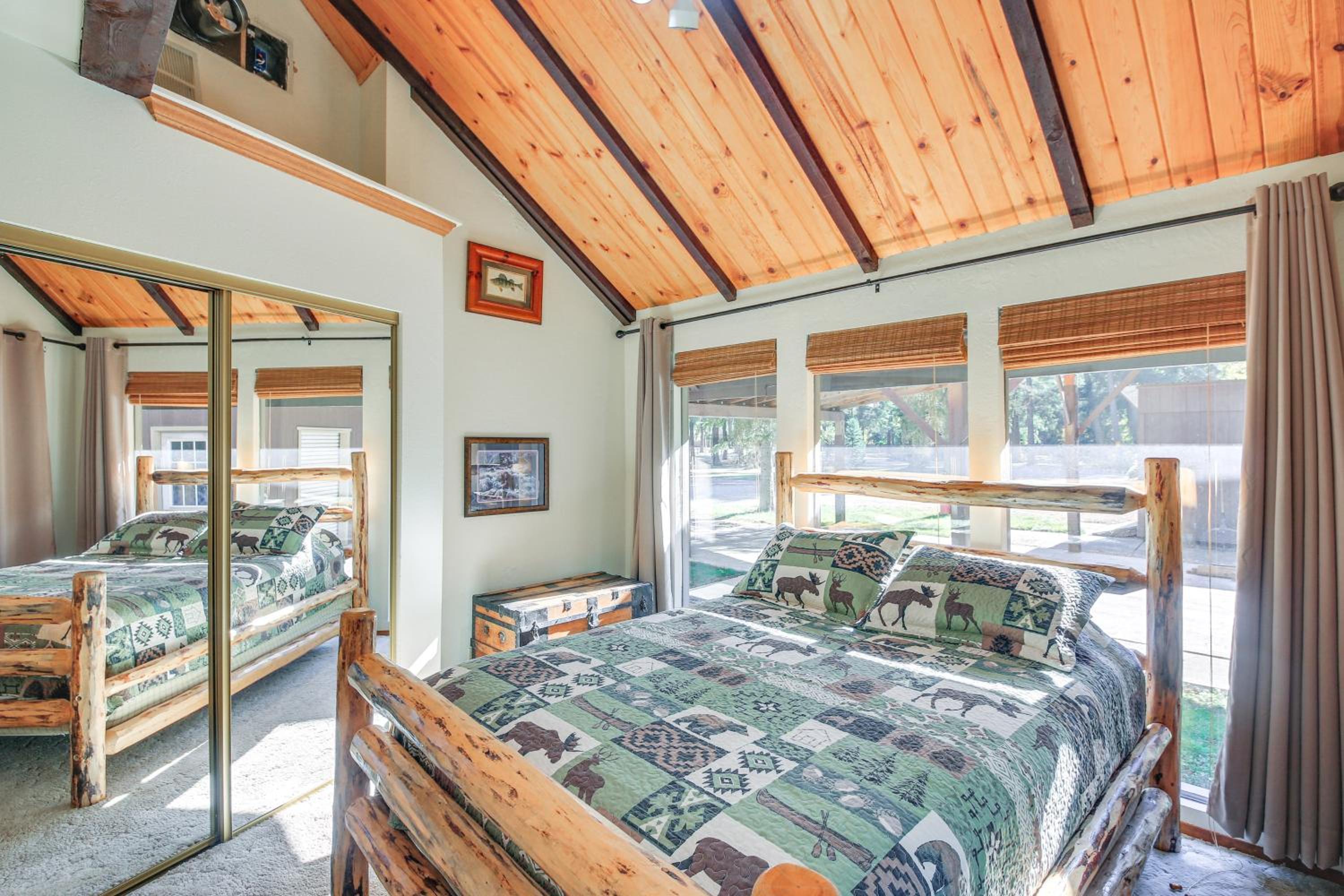 1 Mi to Dtwn Libby Peaceful Home with Creek Access!