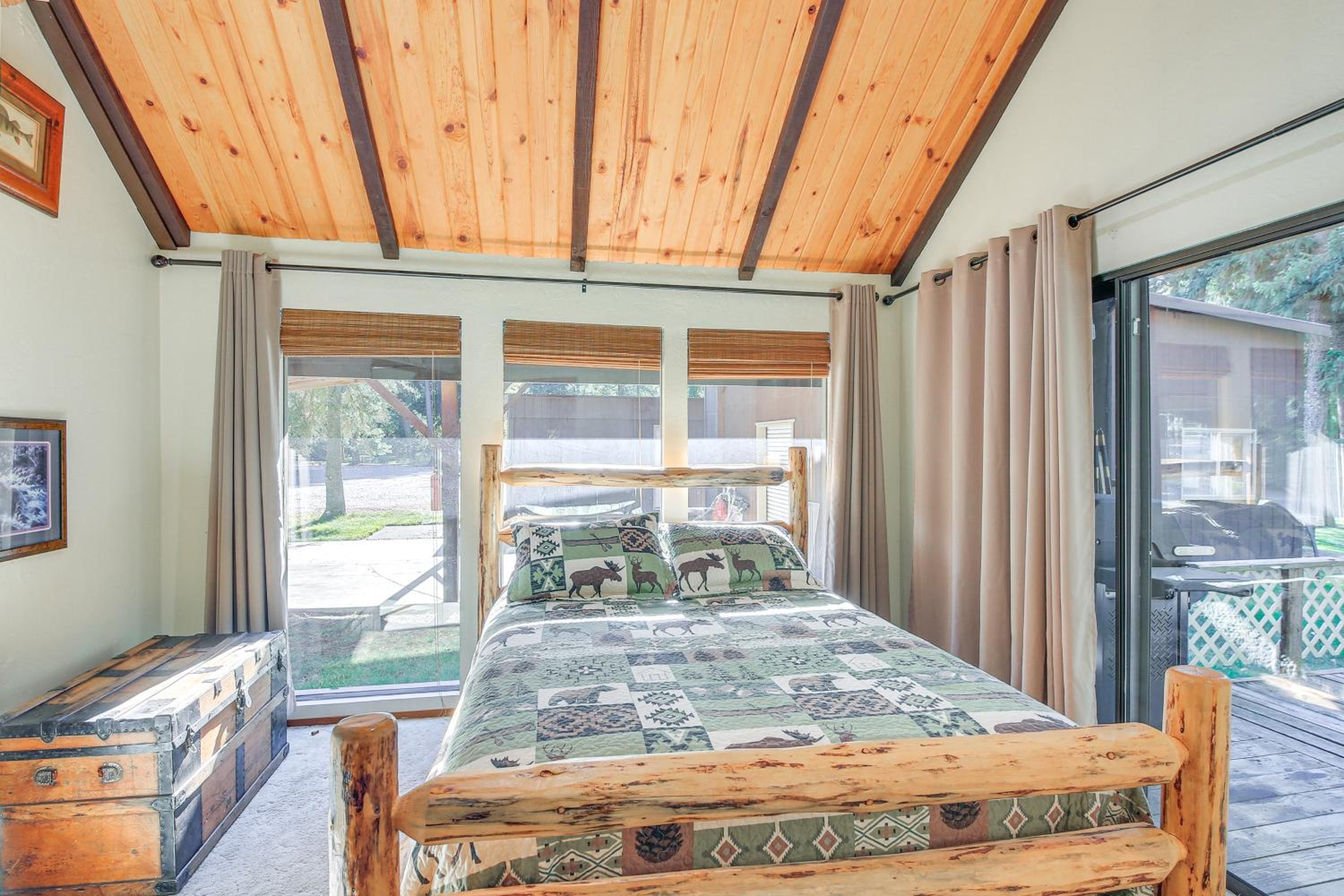 1 Mi to Dtwn Libby Peaceful Home with Creek Access!