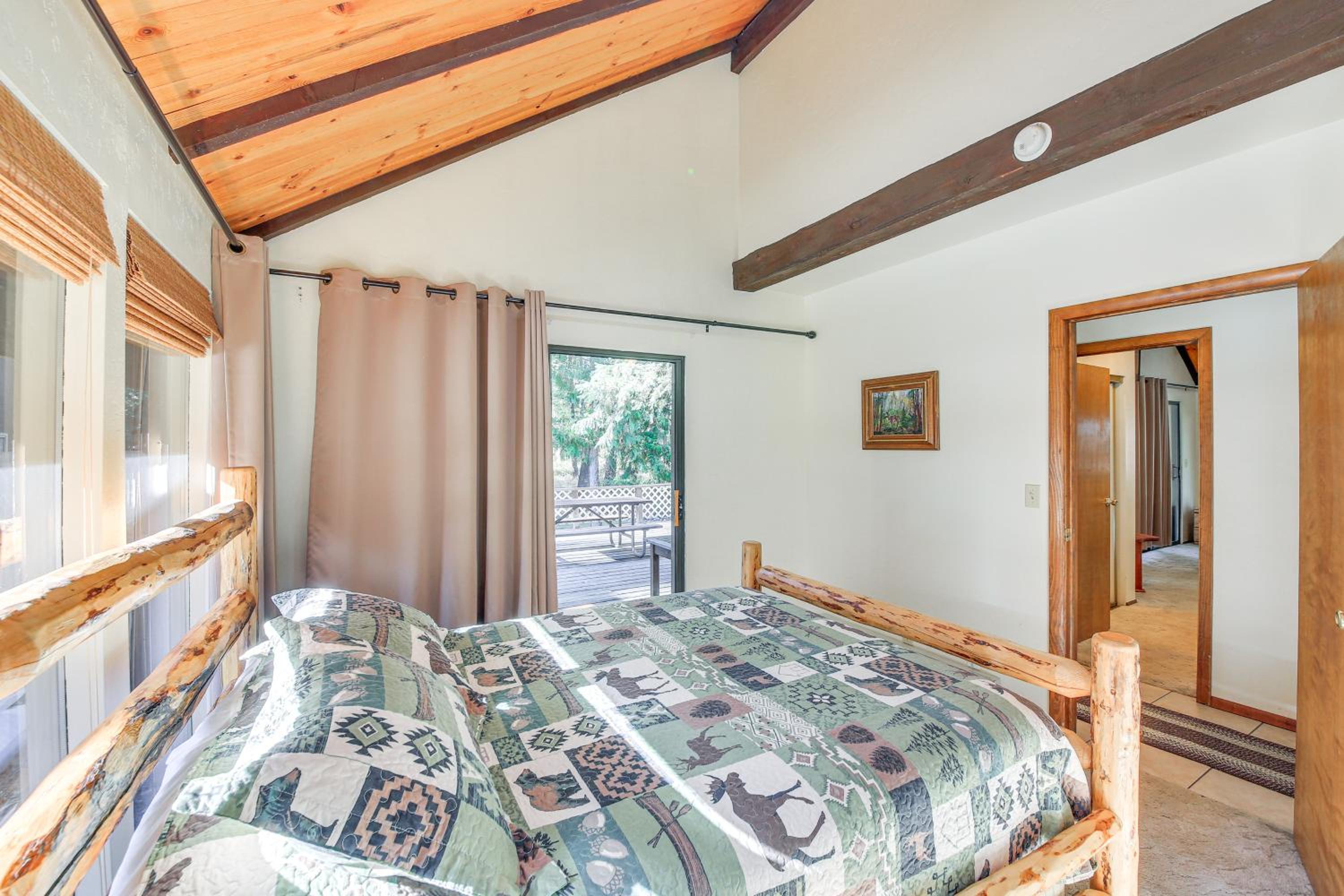 1 Mi to Dtwn Libby Peaceful Home with Creek Access!