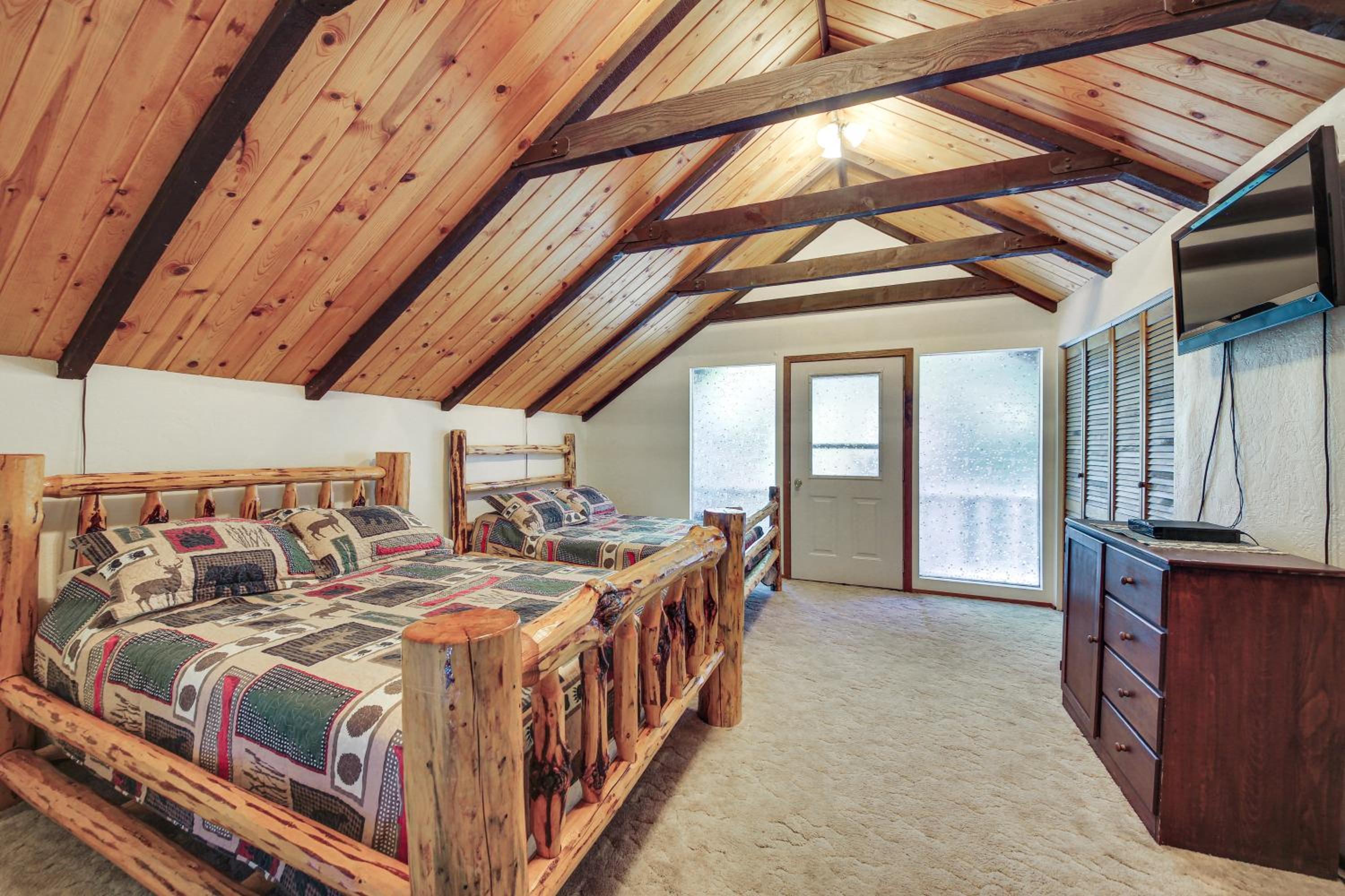 1 Mi to Dtwn Libby Peaceful Home with Creek Access!