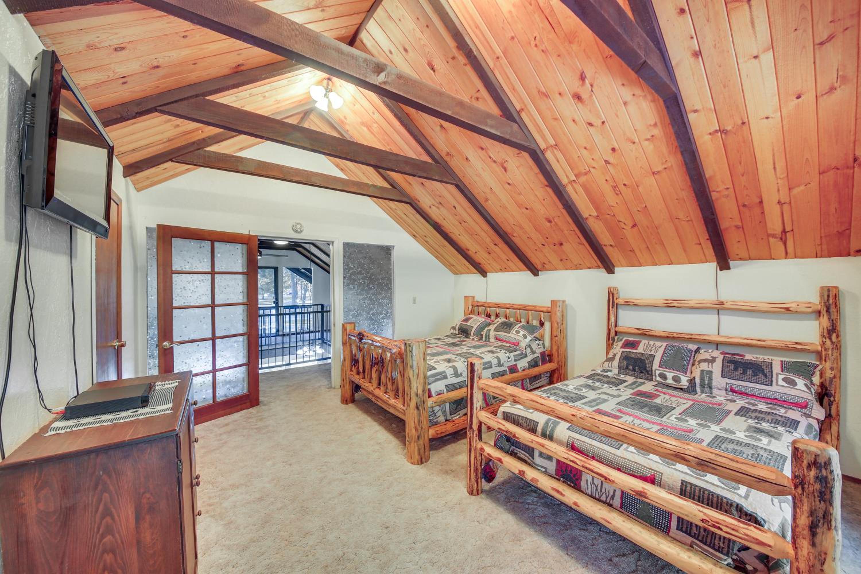 1 Mi to Dtwn Libby Peaceful Home with Creek Access!