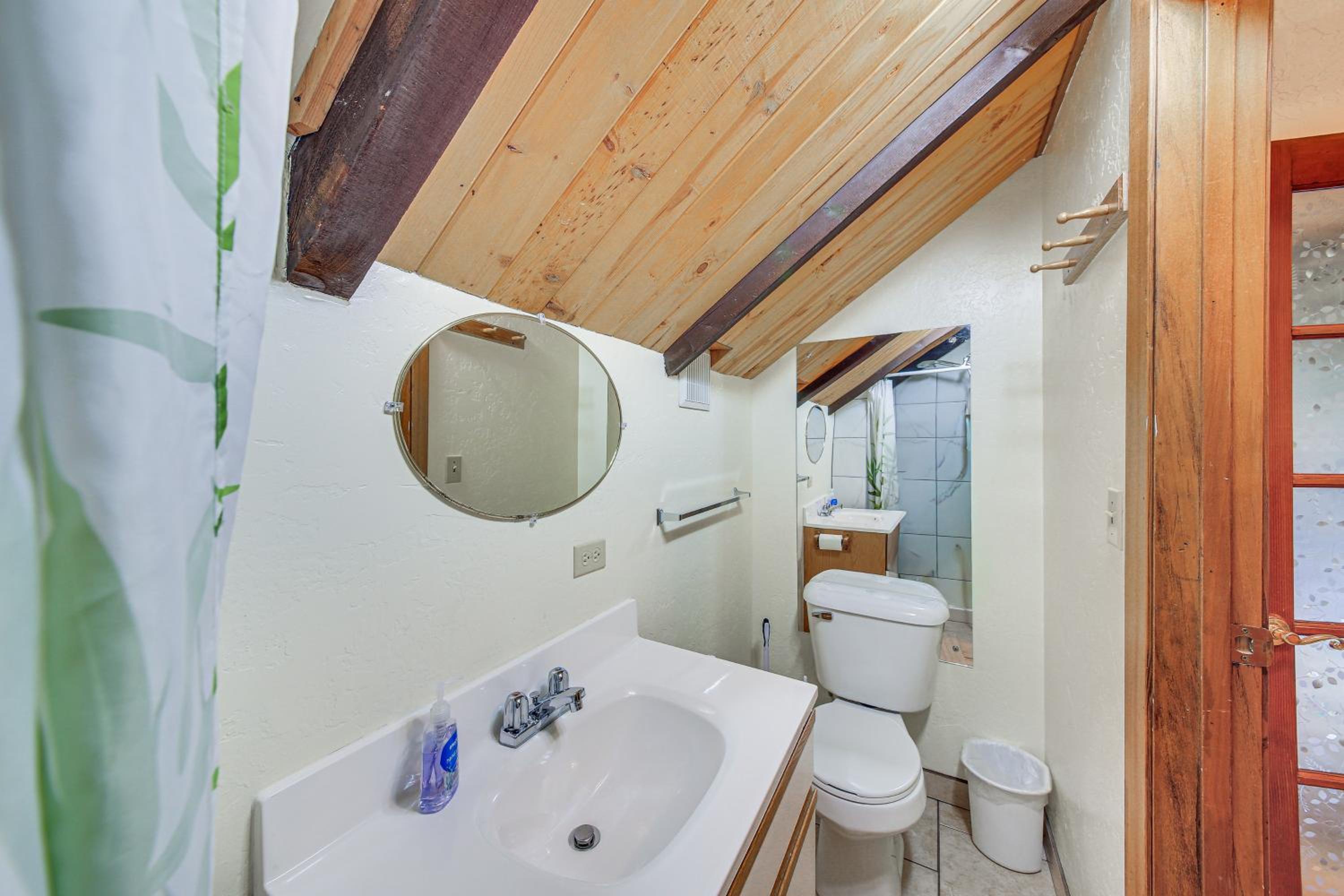 1 Mi to Dtwn Libby Peaceful Home with Creek Access!