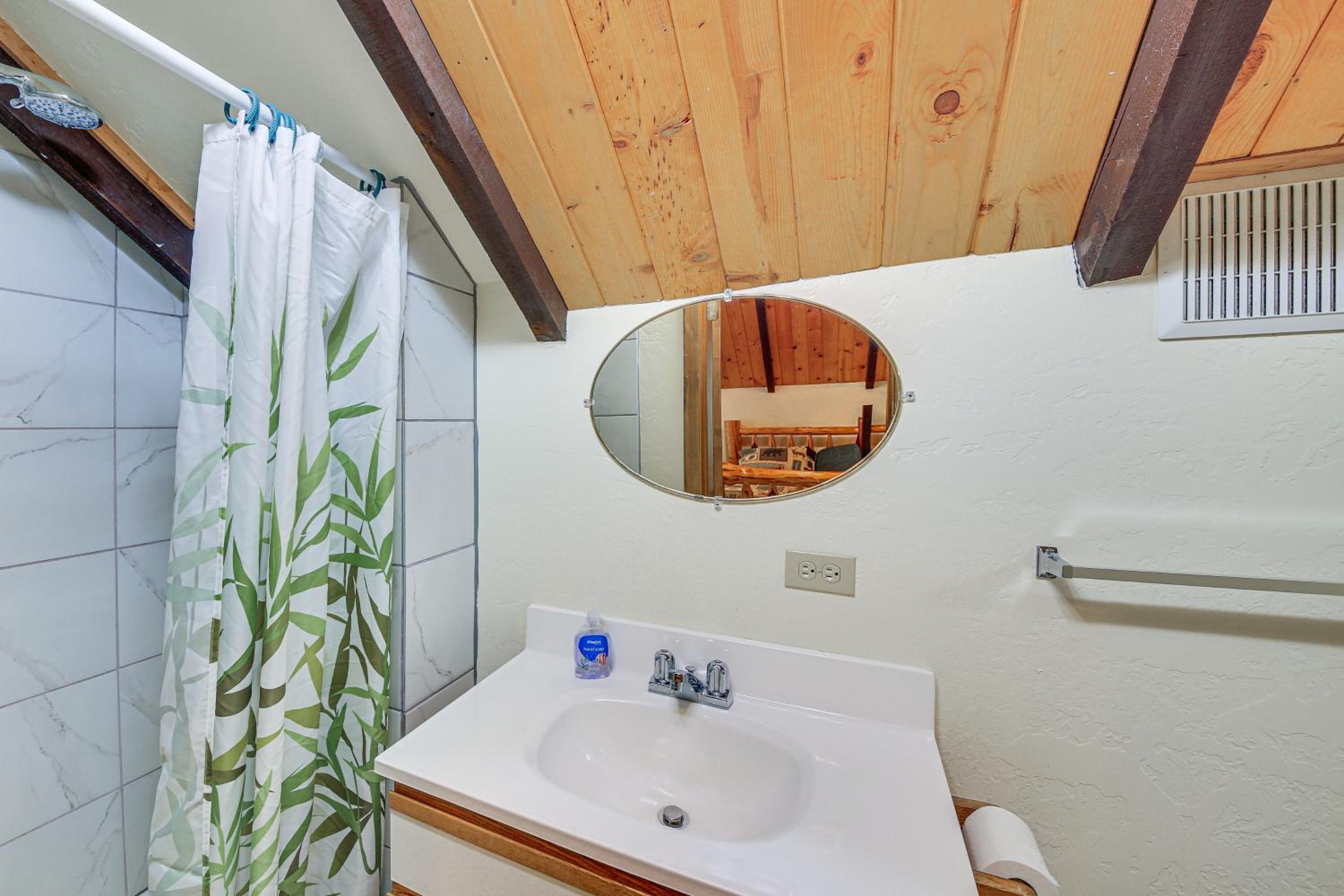 1 Mi to Dtwn Libby Peaceful Home with Creek Access!