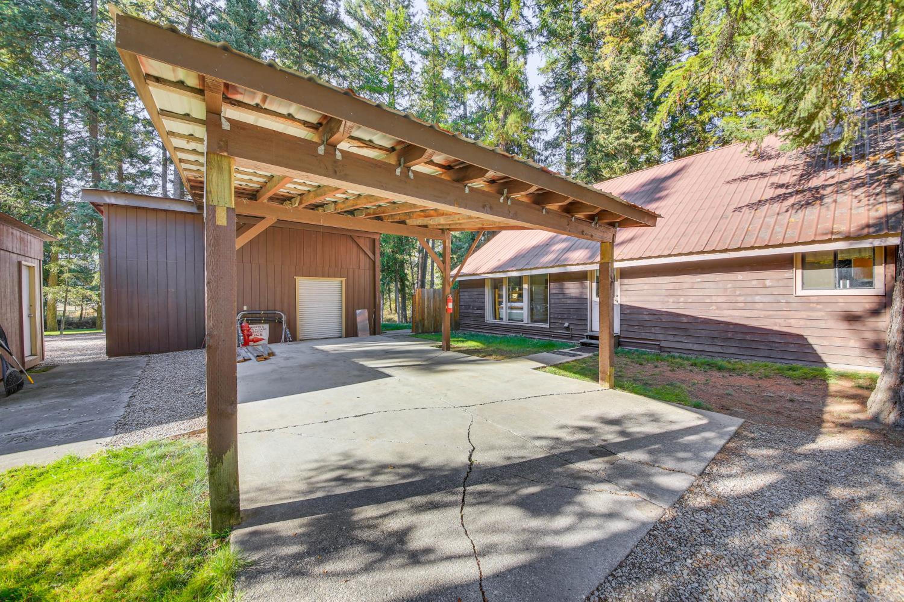 1 Mi to Dtwn Libby Peaceful Home with Creek Access!