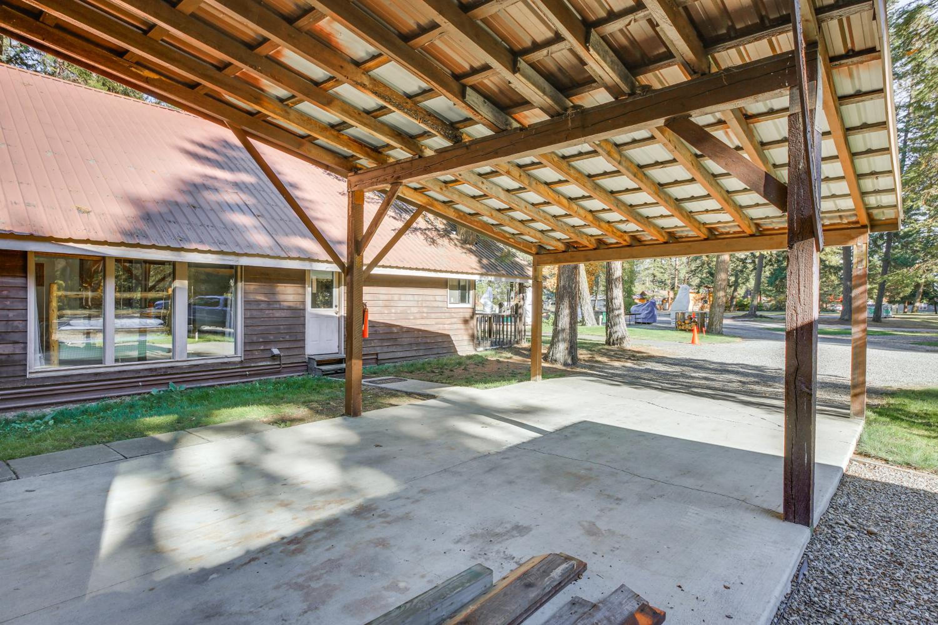 1 Mi to Dtwn Libby Peaceful Home with Creek Access!