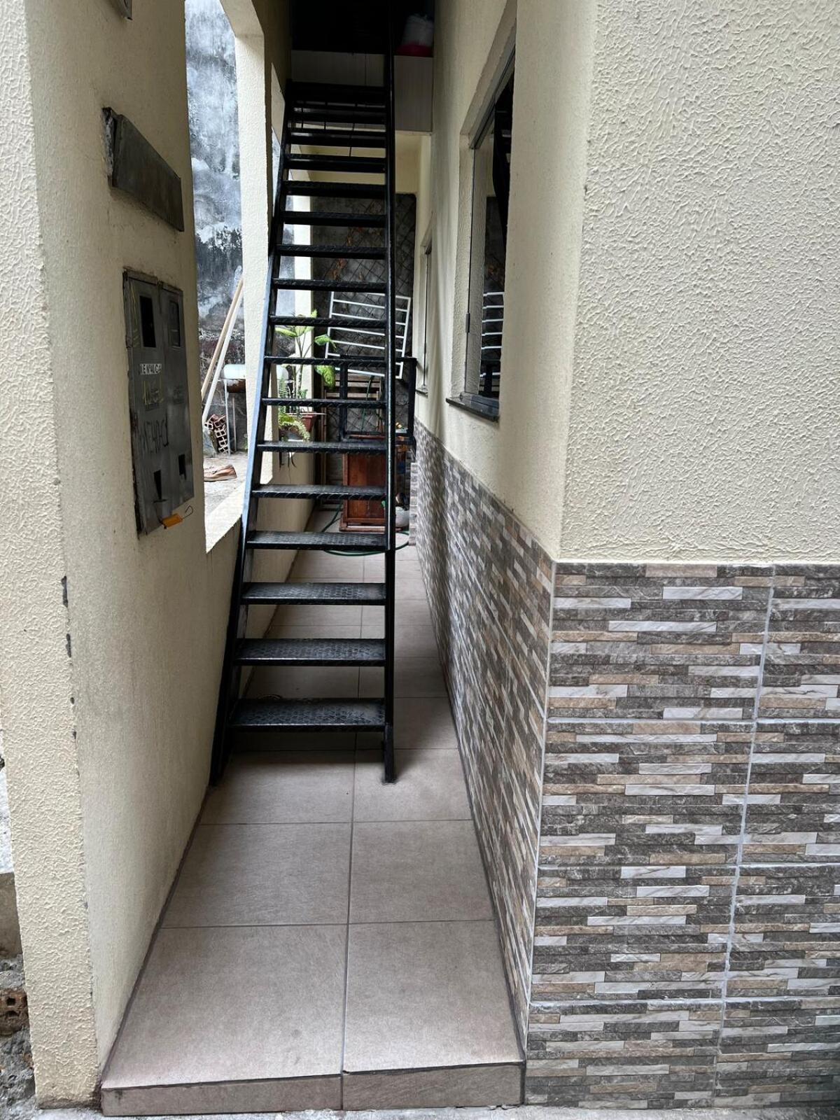 Casa com suite bem localizada