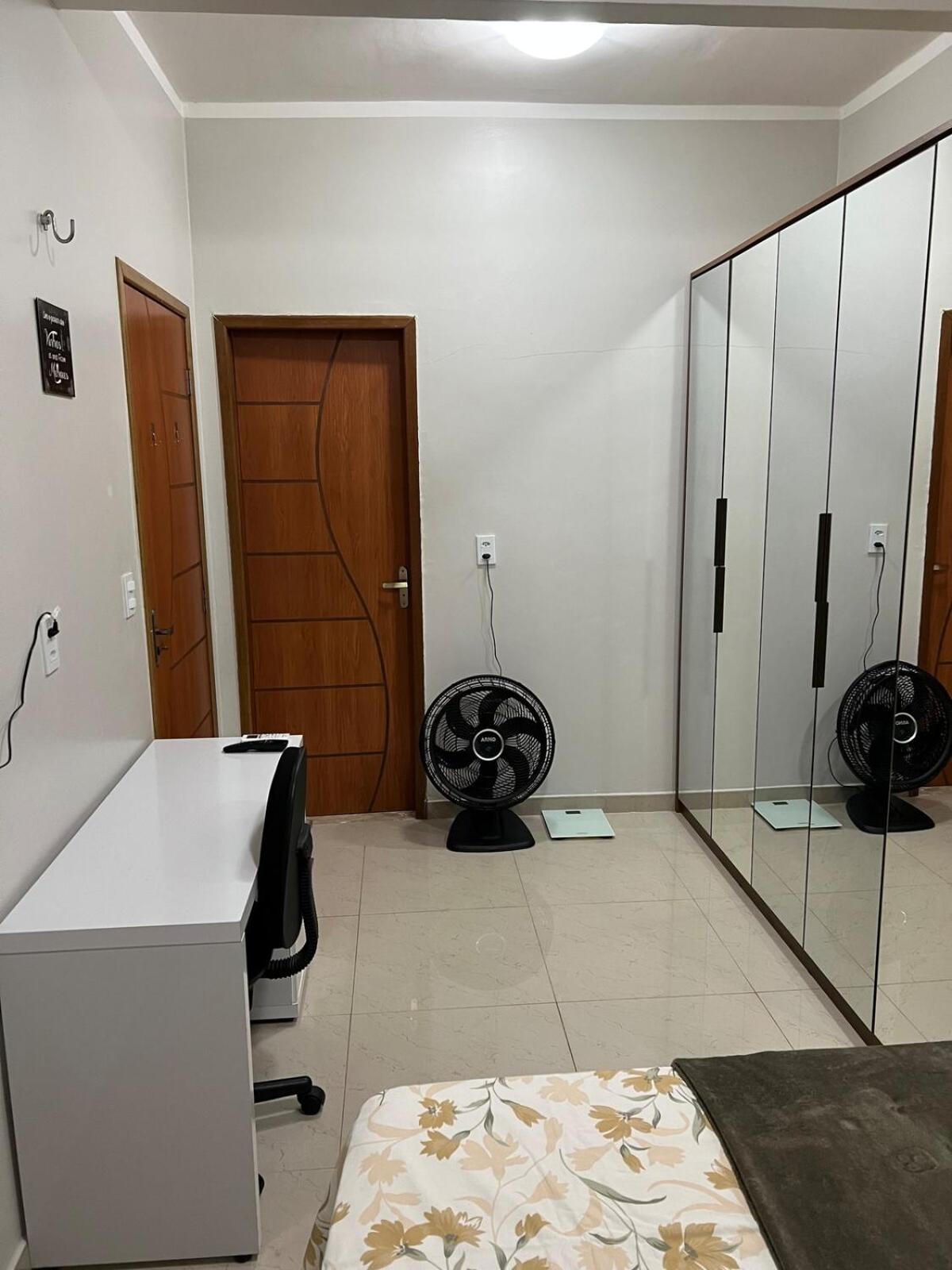Casa com suite bem localizada
