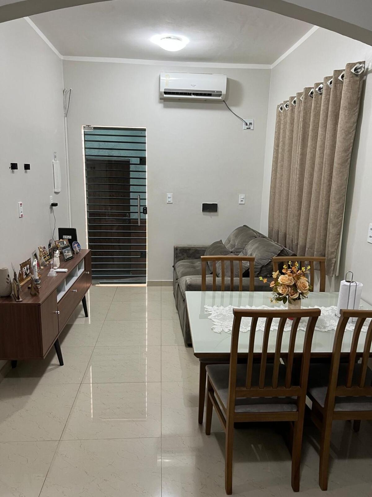 Casa com suite bem localizada