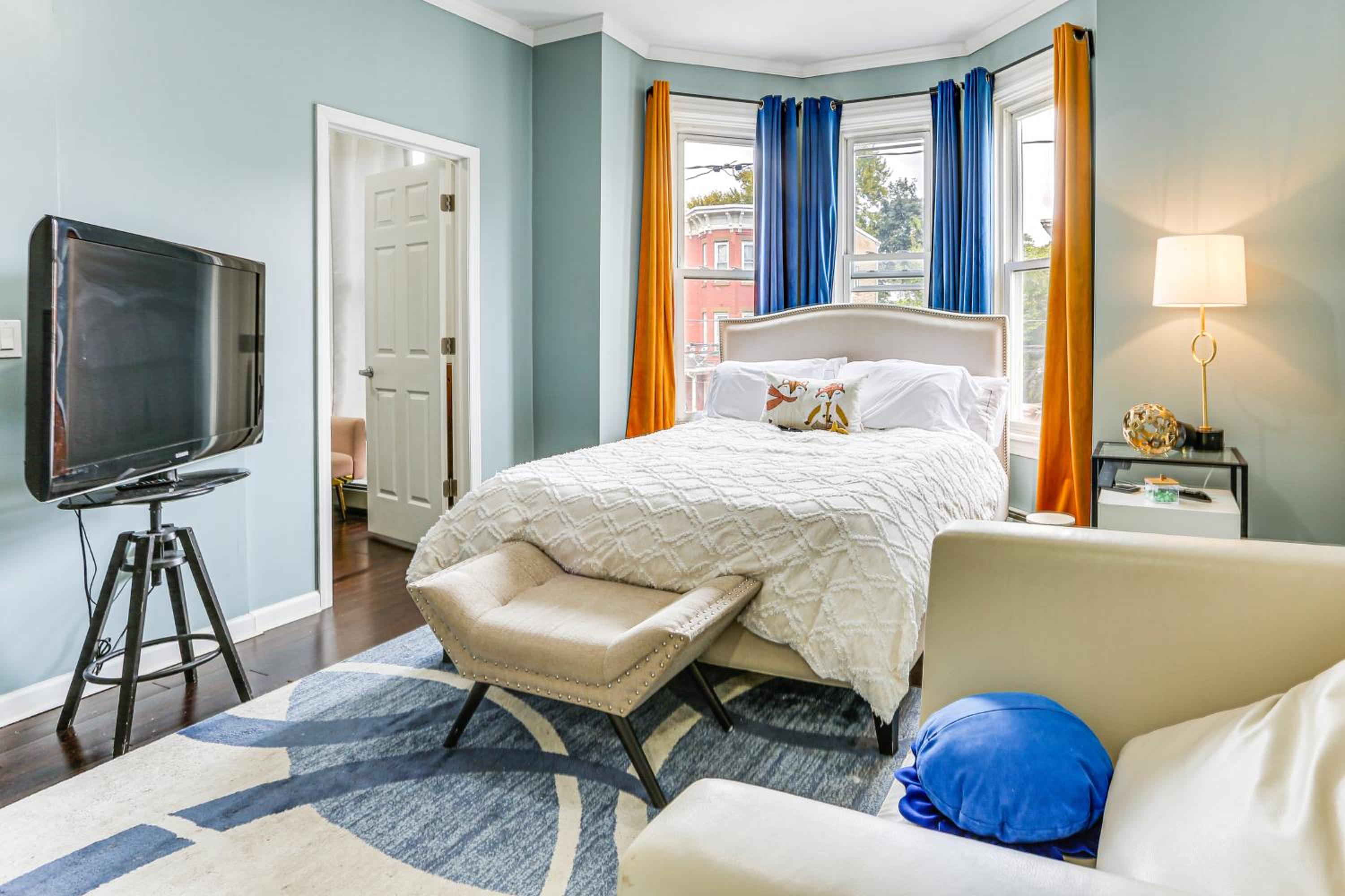 Explore and Work! Stylish Washington Heights Duplex